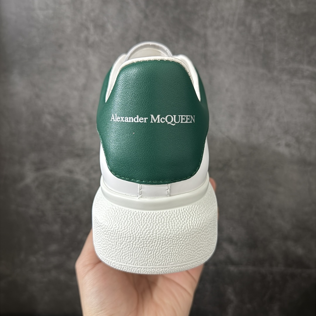 图片[4]-【HT纯原礼盒版】Alexander McQueen/亚历山大麦昆松糕鞋厚底增高小白鞋 绿皮尾 全市场配色最齐(100+配色) 性价比最高 同价位品质无敌 进口丝绸亚光原版正品 水染羊皮内里 羊皮垫脚 回弹度到位 耐磨又舒适 鞋底厚4.5cm 全套原版包装 配件齐全 官方一致 凹凸定制正品原盒包装 右脚鞋舌嵌入防伪芯片装置 外盒鞋标官方二维码扫码+防伪芯片 尺码：40-45-选品中心