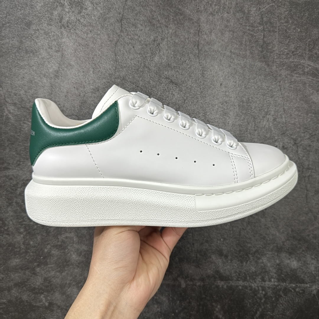 【HT纯原礼盒版】Alexander McQueen/亚历山大麦昆松糕鞋厚底增高小白鞋 绿皮尾 全市场配色最齐(100+配色) 性价比最高 同价位品质无敌 进口丝绸亚光原版正品 水染羊皮内里 羊皮垫脚 回弹度到位 耐磨又舒适 鞋底厚4.5cm 全套原版包装 配件齐全 官方一致 凹凸定制正品原盒包装 右脚鞋舌嵌入防伪芯片装置 外盒鞋标官方二维码扫码+防伪芯片 尺码：40-45-选品中心