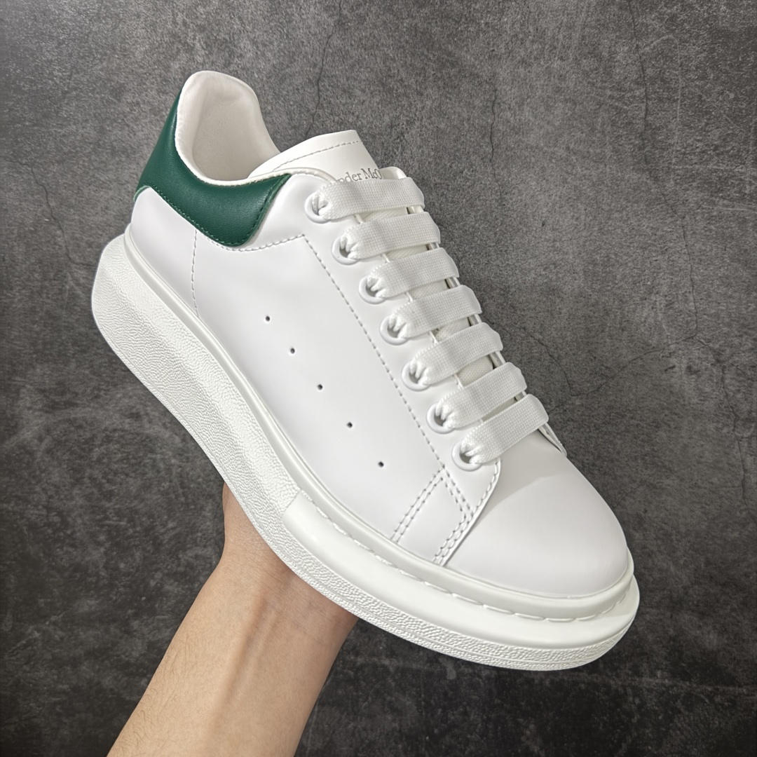 图片[3]-【HT纯原礼盒版】Alexander McQueen/亚历山大麦昆松糕鞋厚底增高小白鞋 绿皮尾 全市场配色最齐(100+配色) 性价比最高 同价位品质无敌 进口丝绸亚光原版正品 水染羊皮内里 羊皮垫脚 回弹度到位 耐磨又舒适 鞋底厚4.5cm 全套原版包装 配件齐全 官方一致 凹凸定制正品原盒包装 右脚鞋舌嵌入防伪芯片装置 外盒鞋标官方二维码扫码+防伪芯片 尺码：40-45-选品中心