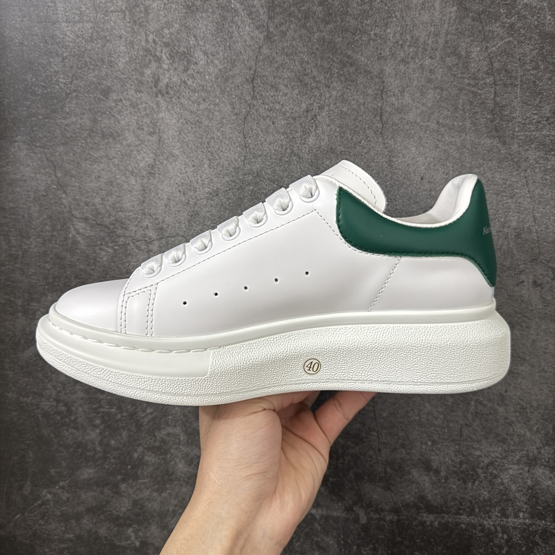 图片[2]-【HT纯原礼盒版】Alexander McQueen/亚历山大麦昆松糕鞋厚底增高小白鞋 绿皮尾 全市场配色最齐(100+配色) 性价比最高 同价位品质无敌 进口丝绸亚光原版正品 水染羊皮内里 羊皮垫脚 回弹度到位 耐磨又舒适 鞋底厚4.5cm 全套原版包装 配件齐全 官方一致 凹凸定制正品原盒包装 右脚鞋舌嵌入防伪芯片装置 外盒鞋标官方二维码扫码+防伪芯片 尺码：40-45-选品中心