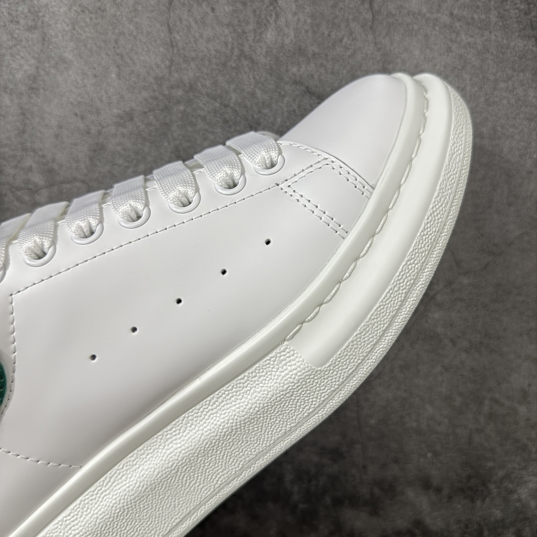 图片[6]-【HT纯原礼盒版】Alexander McQueen/亚历山大麦昆松糕鞋厚底增高小白鞋 绿皮尾 全市场配色最齐(100+配色) 性价比最高 同价位品质无敌 进口丝绸亚光原版正品 水染羊皮内里 羊皮垫脚 回弹度到位 耐磨又舒适 鞋底厚4.5cm 全套原版包装 配件齐全 官方一致 凹凸定制正品原盒包装 右脚鞋舌嵌入防伪芯片装置 外盒鞋标官方二维码扫码+防伪芯片 尺码：40-45-选品中心