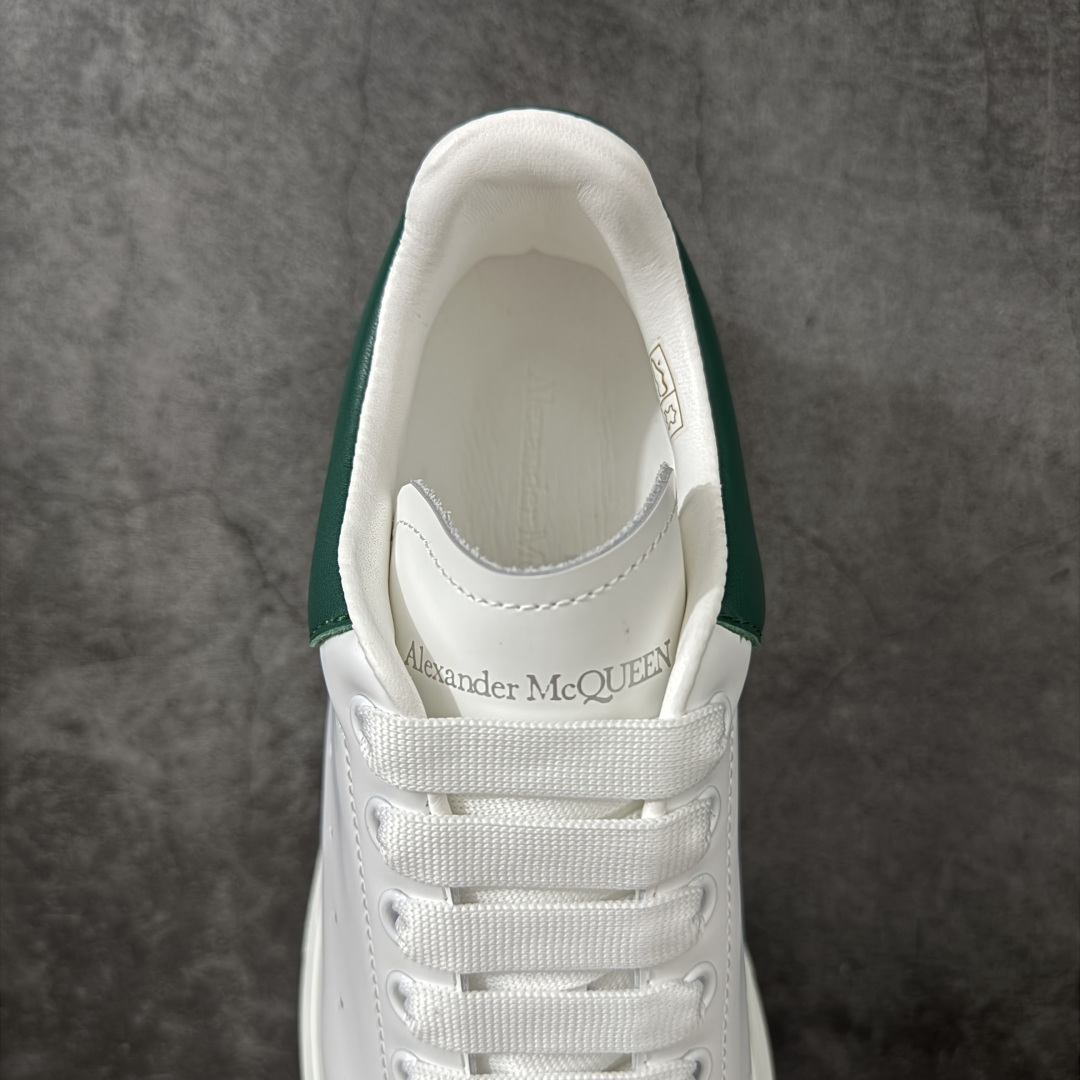 图片[8]-【HT纯原礼盒版】Alexander McQueen/亚历山大麦昆松糕鞋厚底增高小白鞋 绿皮尾 全市场配色最齐(100+配色) 性价比最高 同价位品质无敌 进口丝绸亚光原版正品 水染羊皮内里 羊皮垫脚 回弹度到位 耐磨又舒适 鞋底厚4.5cm 全套原版包装 配件齐全 官方一致 凹凸定制正品原盒包装 右脚鞋舌嵌入防伪芯片装置 外盒鞋标官方二维码扫码+防伪芯片 尺码：40-45-选品中心