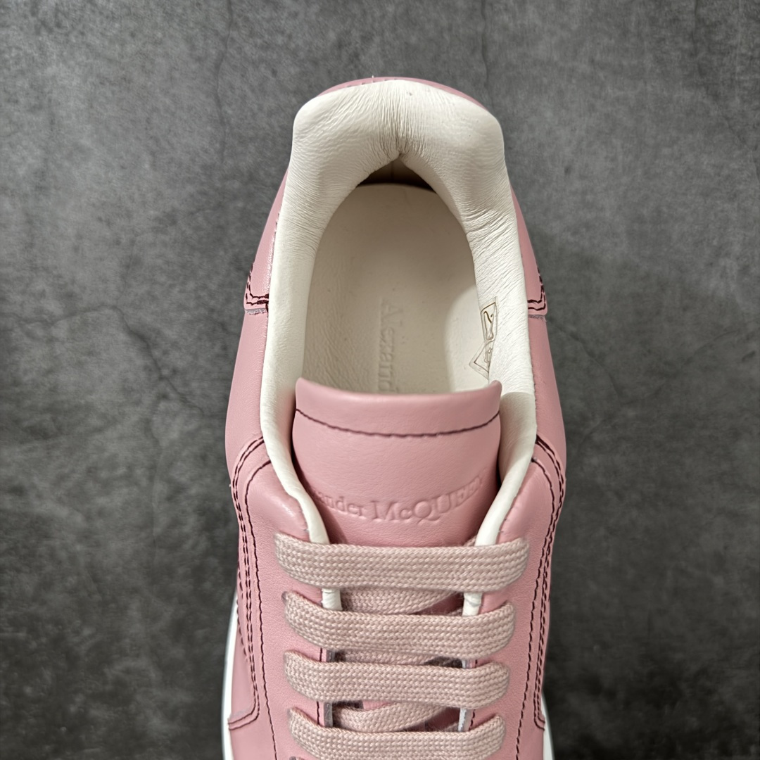 图片[8]-【HT纯原礼盒版】Alexander McQueen/亚历山大麦昆松糕鞋厚底增高小白鞋 红线粉色 全市场配色最齐(100+配色) 性价比最高 同价位品质无敌 进口丝绸亚光原版正品 水染羊皮内里 羊皮垫脚 回弹度到位 耐磨又舒适 鞋底厚4.5cm 全套原版包装 配件齐全 官方一致 凹凸定制正品原盒包装 右脚鞋舌嵌入防伪芯片装置 外盒鞋标官方二维码扫码+防伪芯片 尺码：35-39-选品中心