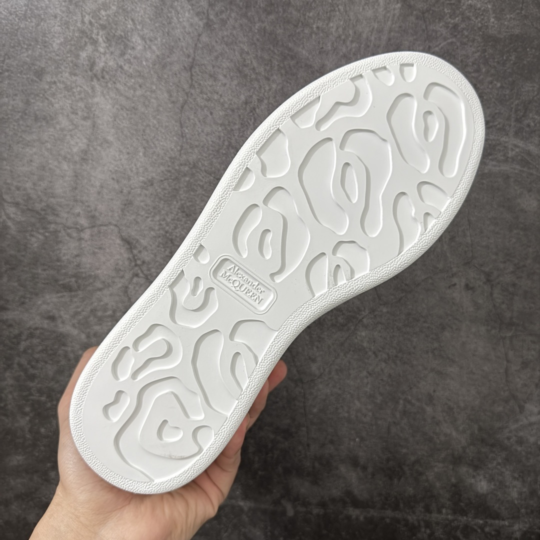 图片[9]-【HT纯原礼盒版】Alexander McQueen/亚历山大麦昆松糕鞋厚底增高小白鞋 红线粉色 全市场配色最齐(100+配色) 性价比最高 同价位品质无敌 进口丝绸亚光原版正品 水染羊皮内里 羊皮垫脚 回弹度到位 耐磨又舒适 鞋底厚4.5cm 全套原版包装 配件齐全 官方一致 凹凸定制正品原盒包装 右脚鞋舌嵌入防伪芯片装置 外盒鞋标官方二维码扫码+防伪芯片 尺码：35-39-选品中心