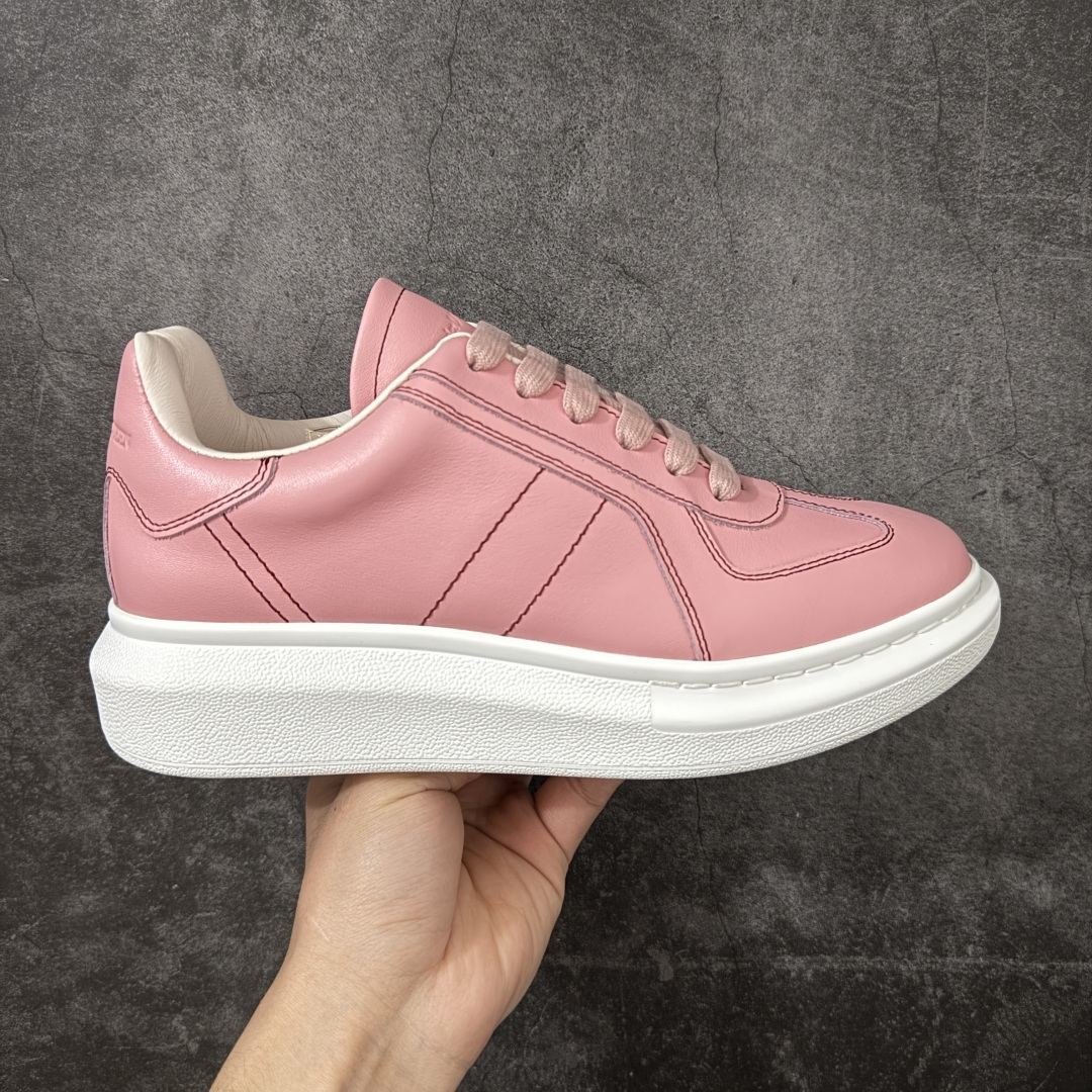 【HT纯原礼盒版】Alexander McQueen/亚历山大麦昆松糕鞋厚底增高小白鞋 红线粉色 全市场配色最齐(100+配色) 性价比最高 同价位品质无敌 进口丝绸亚光原版正品 水染羊皮内里 羊皮垫脚 回弹度到位 耐磨又舒适 鞋底厚4.5cm 全套原版包装 配件齐全 官方一致 凹凸定制正品原盒包装 右脚鞋舌嵌入防伪芯片装置 外盒鞋标官方二维码扫码+防伪芯片 尺码：35-39-选品中心