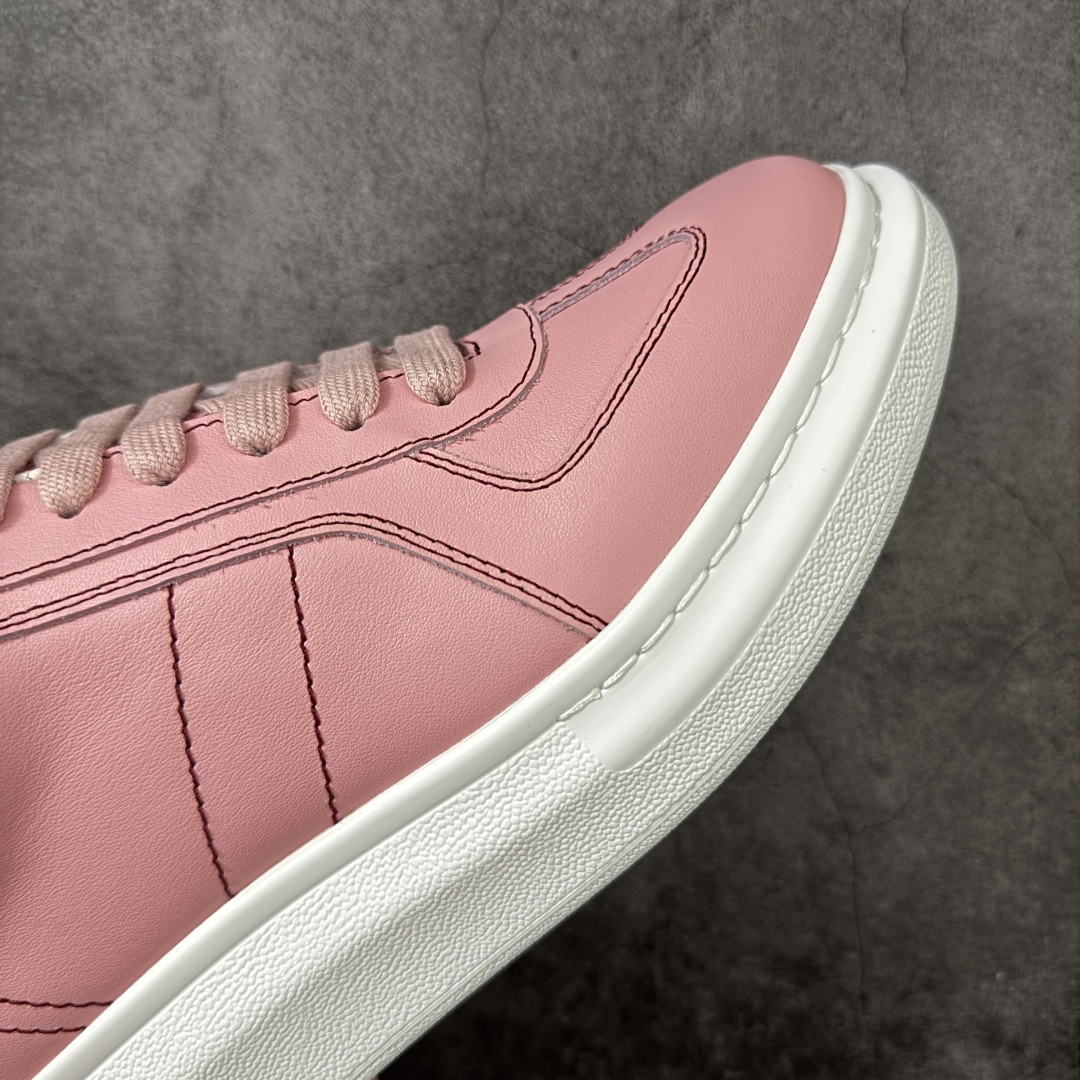 图片[6]-【HT纯原礼盒版】Alexander McQueen/亚历山大麦昆松糕鞋厚底增高小白鞋 红线粉色 全市场配色最齐(100+配色) 性价比最高 同价位品质无敌 进口丝绸亚光原版正品 水染羊皮内里 羊皮垫脚 回弹度到位 耐磨又舒适 鞋底厚4.5cm 全套原版包装 配件齐全 官方一致 凹凸定制正品原盒包装 右脚鞋舌嵌入防伪芯片装置 外盒鞋标官方二维码扫码+防伪芯片 尺码：35-39-选品中心