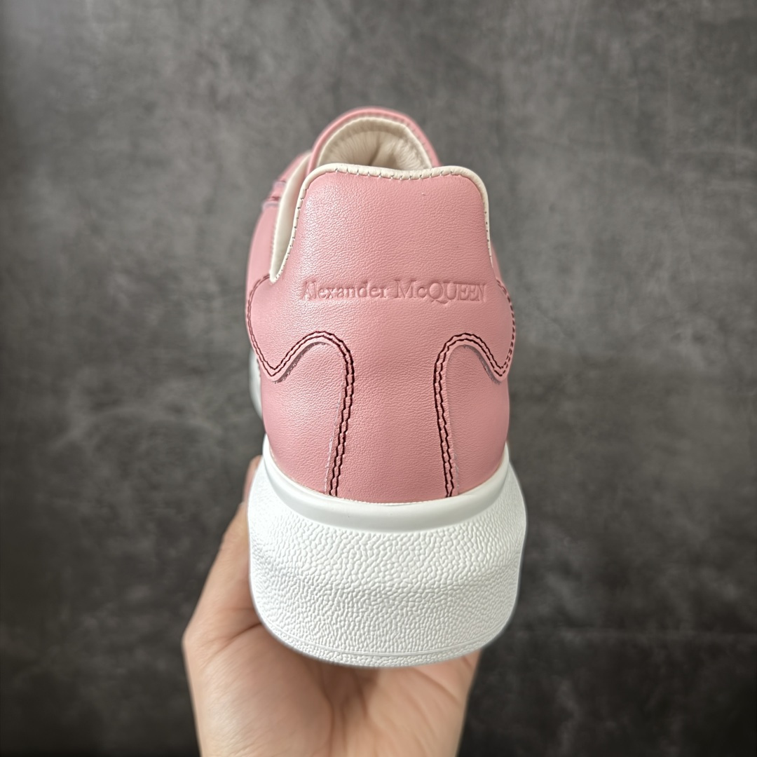 图片[4]-【HT纯原礼盒版】Alexander McQueen/亚历山大麦昆松糕鞋厚底增高小白鞋 红线粉色 全市场配色最齐(100+配色) 性价比最高 同价位品质无敌 进口丝绸亚光原版正品 水染羊皮内里 羊皮垫脚 回弹度到位 耐磨又舒适 鞋底厚4.5cm 全套原版包装 配件齐全 官方一致 凹凸定制正品原盒包装 右脚鞋舌嵌入防伪芯片装置 外盒鞋标官方二维码扫码+防伪芯片 尺码：35-39-选品中心
