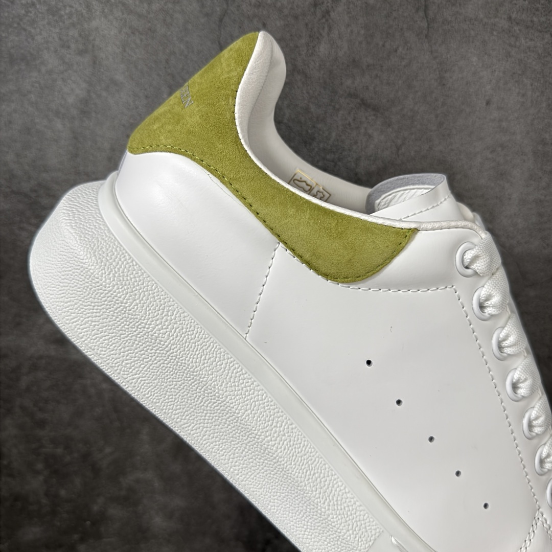 图片[7]-【HT纯原礼盒版】Alexander McQueen/亚历山大麦昆松糕鞋厚底增高小白鞋 牛油果色绒尾 全市场配色最齐(100+配色) 性价比最高 同价位品质无敌 进口丝绸亚光原版正品 水染羊皮内里 羊皮垫脚 回弹度到位 耐磨又舒适 鞋底厚4.5cm 全套原版包装 配件齐全 官方一致 凹凸定制正品原盒包装 右脚鞋舌嵌入防伪芯片装置 外盒鞋标官方二维码扫码+防伪芯片 尺码：35-39-选品中心