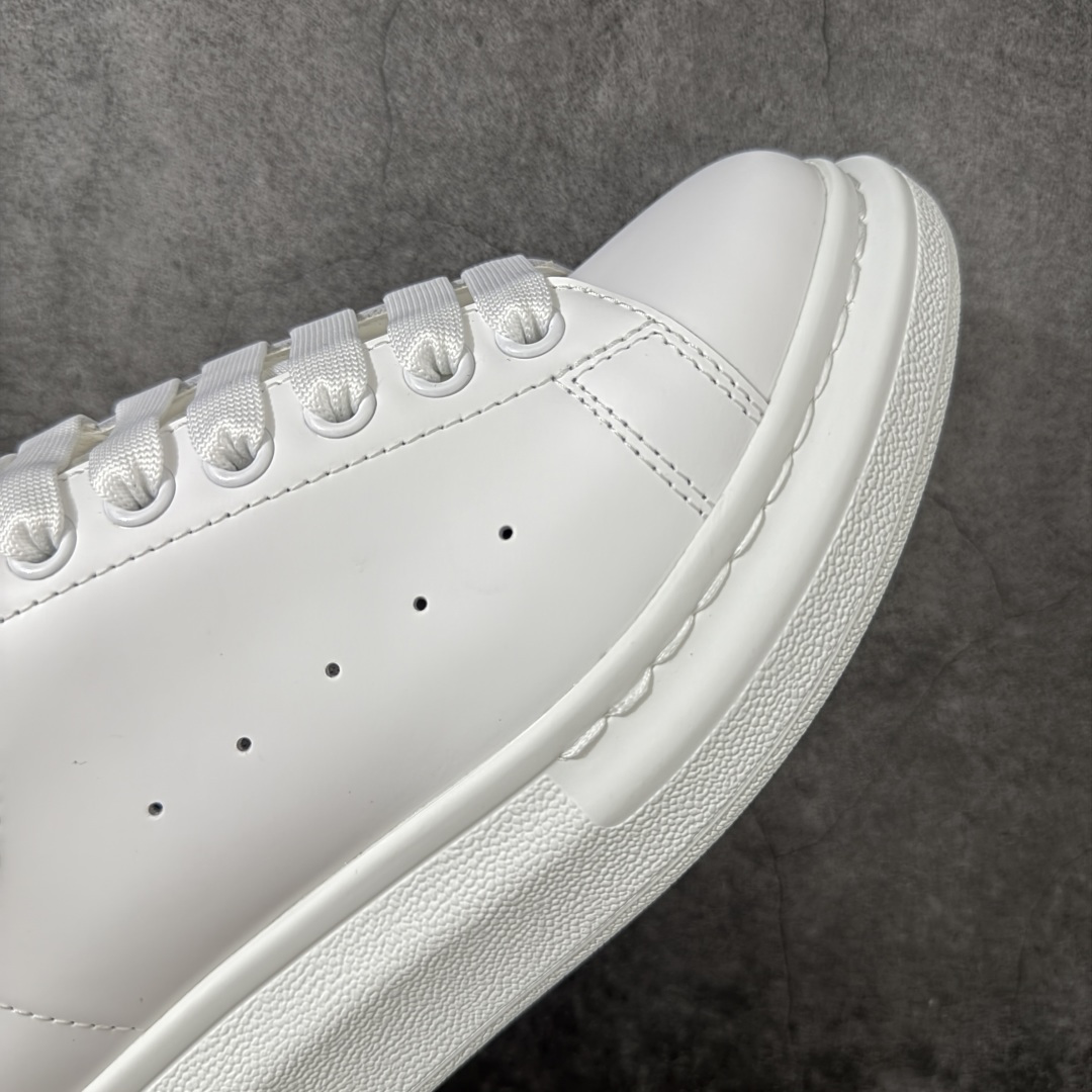 图片[6]-【HT纯原礼盒版】Alexander McQueen/亚历山大麦昆松糕鞋厚底增高小白鞋 牛油果色绒尾 全市场配色最齐(100+配色) 性价比最高 同价位品质无敌 进口丝绸亚光原版正品 水染羊皮内里 羊皮垫脚 回弹度到位 耐磨又舒适 鞋底厚4.5cm 全套原版包装 配件齐全 官方一致 凹凸定制正品原盒包装 右脚鞋舌嵌入防伪芯片装置 外盒鞋标官方二维码扫码+防伪芯片 尺码：35-39-选品中心