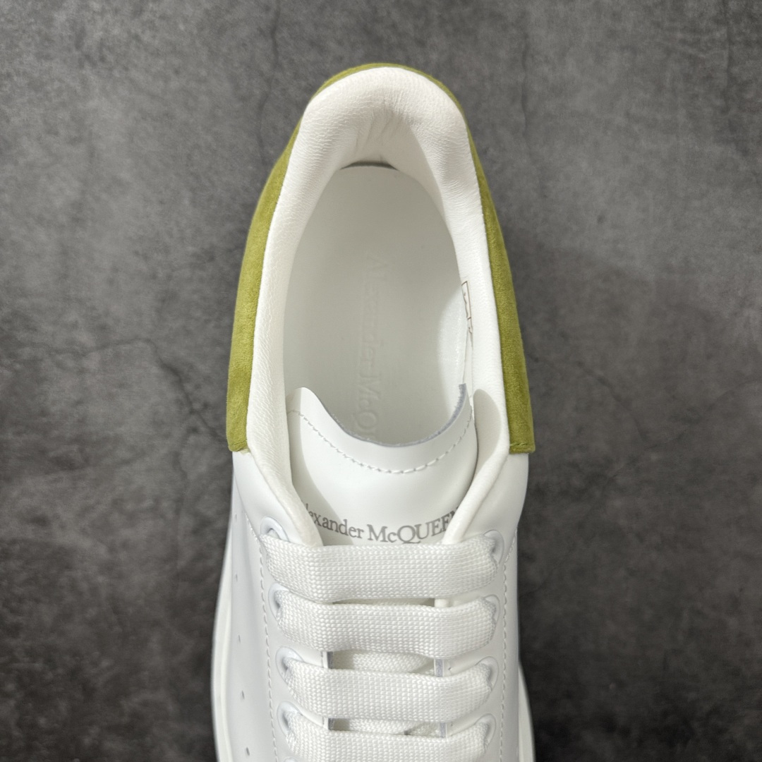 图片[8]-【HT纯原礼盒版】Alexander McQueen/亚历山大麦昆松糕鞋厚底增高小白鞋 牛油果色绒尾 全市场配色最齐(100+配色) 性价比最高 同价位品质无敌 进口丝绸亚光原版正品 水染羊皮内里 羊皮垫脚 回弹度到位 耐磨又舒适 鞋底厚4.5cm 全套原版包装 配件齐全 官方一致 凹凸定制正品原盒包装 右脚鞋舌嵌入防伪芯片装置 外盒鞋标官方二维码扫码+防伪芯片 尺码：35-39-选品中心
