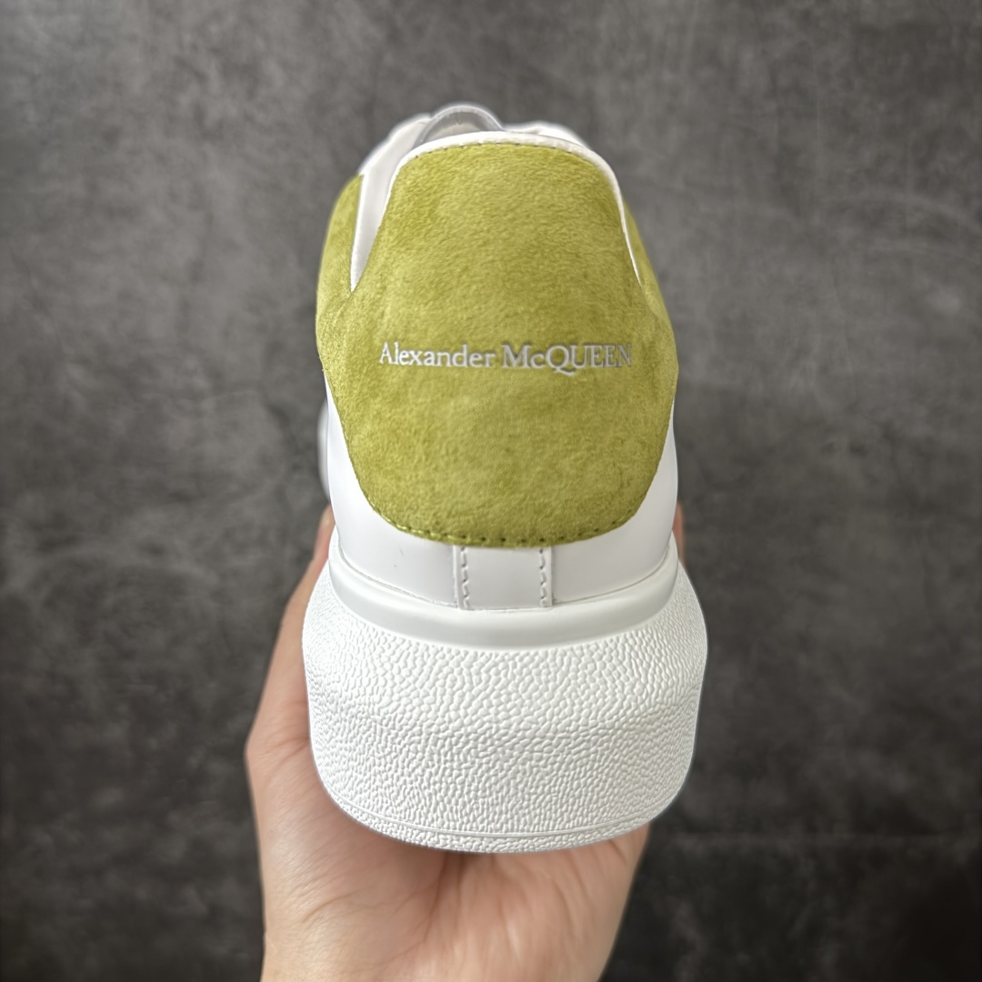 图片[4]-【HT纯原礼盒版】Alexander McQueen/亚历山大麦昆松糕鞋厚底增高小白鞋 牛油果色绒尾 全市场配色最齐(100+配色) 性价比最高 同价位品质无敌 进口丝绸亚光原版正品 水染羊皮内里 羊皮垫脚 回弹度到位 耐磨又舒适 鞋底厚4.5cm 全套原版包装 配件齐全 官方一致 凹凸定制正品原盒包装 右脚鞋舌嵌入防伪芯片装置 外盒鞋标官方二维码扫码+防伪芯片 尺码：35-39-选品中心