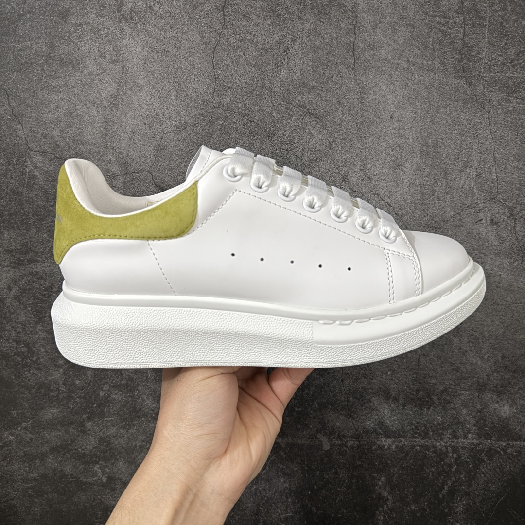 【HT纯原礼盒版】Alexander McQueen/亚历山大麦昆松糕鞋厚底增高小白鞋 牛油果色绒尾 全市场配色最齐(100+配色) 性价比最高 同价位品质无敌 进口丝绸亚光原版正品 水染羊皮内里 羊皮垫脚 回弹度到位 耐磨又舒适 鞋底厚4.5cm 全套原版包装 配件齐全 官方一致 凹凸定制正品原盒包装 右脚鞋舌嵌入防伪芯片装置 外盒鞋标官方二维码扫码+防伪芯片 尺码：35-39-选品中心