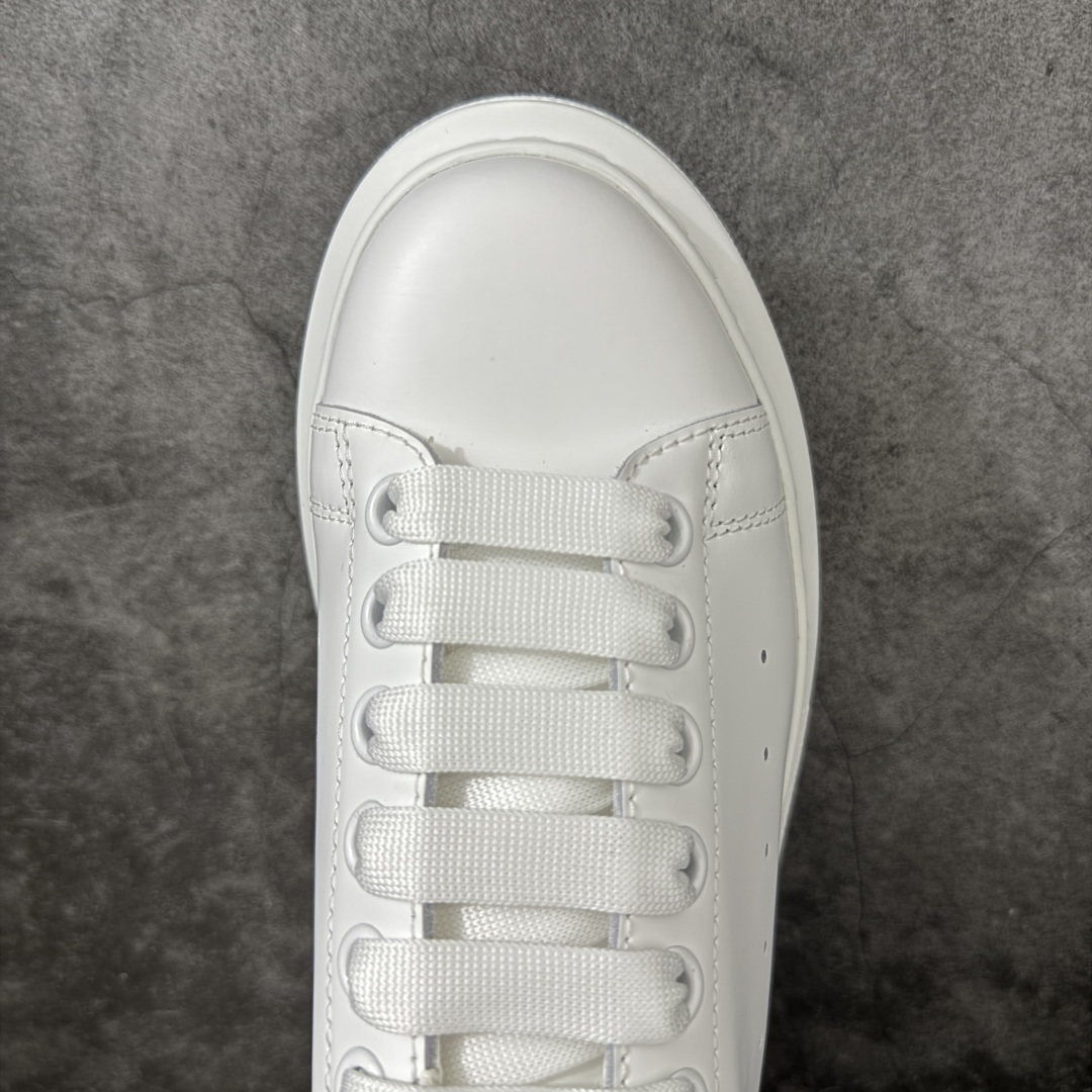 图片[5]-【HT纯原礼盒版】Alexander McQueen/亚历山大麦昆松糕鞋厚底增高小白鞋 牛油果色绒尾 全市场配色最齐(100+配色) 性价比最高 同价位品质无敌 进口丝绸亚光原版正品 水染羊皮内里 羊皮垫脚 回弹度到位 耐磨又舒适 鞋底厚4.5cm 全套原版包装 配件齐全 官方一致 凹凸定制正品原盒包装 右脚鞋舌嵌入防伪芯片装置 外盒鞋标官方二维码扫码+防伪芯片 尺码：35-39-选品中心