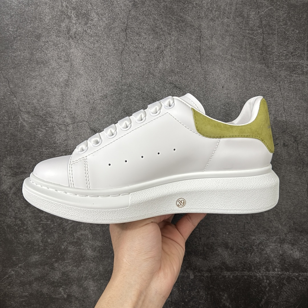 图片[2]-【HT纯原礼盒版】Alexander McQueen/亚历山大麦昆松糕鞋厚底增高小白鞋 牛油果色绒尾 全市场配色最齐(100+配色) 性价比最高 同价位品质无敌 进口丝绸亚光原版正品 水染羊皮内里 羊皮垫脚 回弹度到位 耐磨又舒适 鞋底厚4.5cm 全套原版包装 配件齐全 官方一致 凹凸定制正品原盒包装 右脚鞋舌嵌入防伪芯片装置 外盒鞋标官方二维码扫码+防伪芯片 尺码：35-39-选品中心