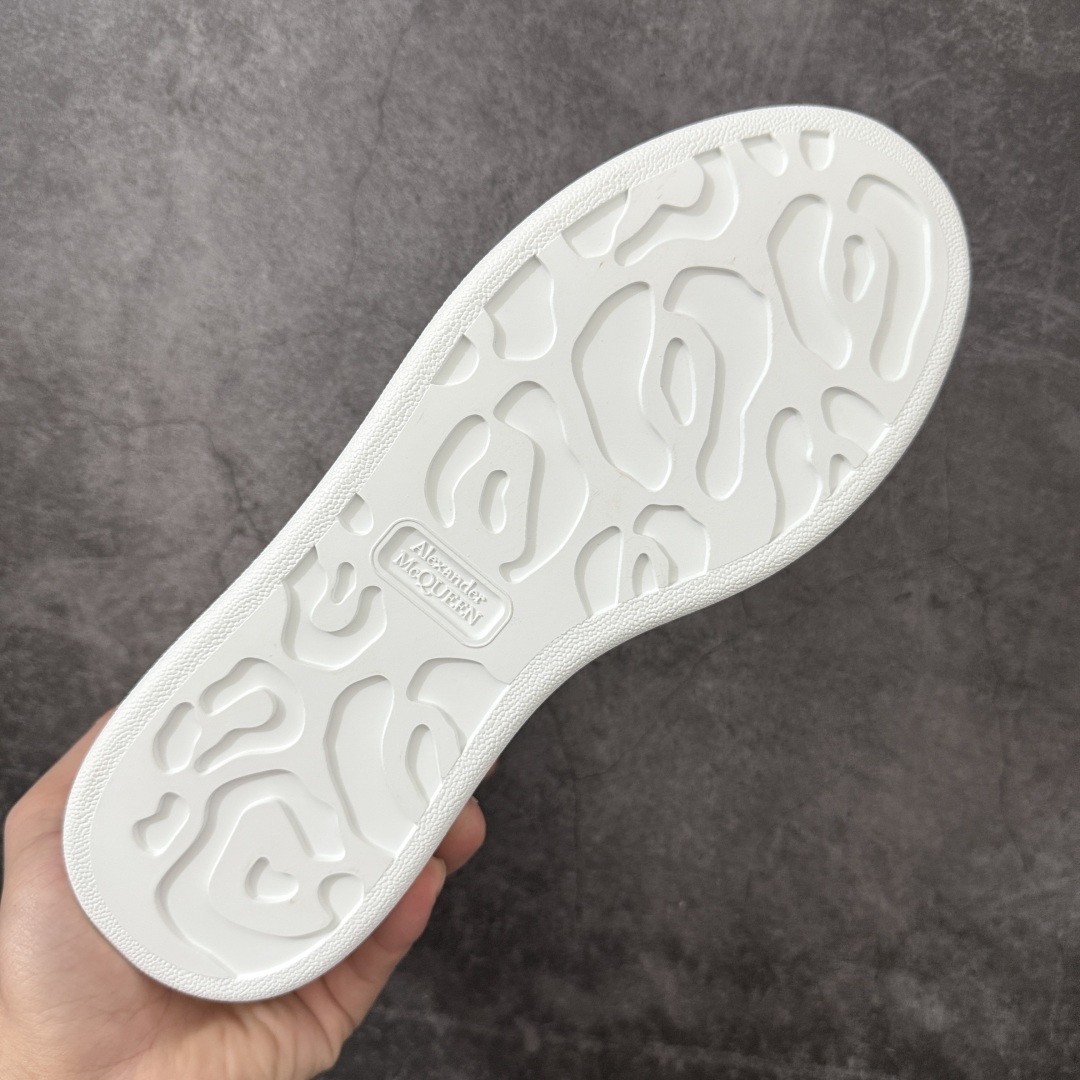 图片[9]-【HT纯原礼盒版】Alexander McQueen/亚历山大麦昆松糕鞋厚底增高小白鞋 牛油果色绒尾 全市场配色最齐(100+配色) 性价比最高 同价位品质无敌 进口丝绸亚光原版正品 水染羊皮内里 羊皮垫脚 回弹度到位 耐磨又舒适 鞋底厚4.5cm 全套原版包装 配件齐全 官方一致 凹凸定制正品原盒包装 右脚鞋舌嵌入防伪芯片装置 外盒鞋标官方二维码扫码+防伪芯片 尺码：35-39-选品中心