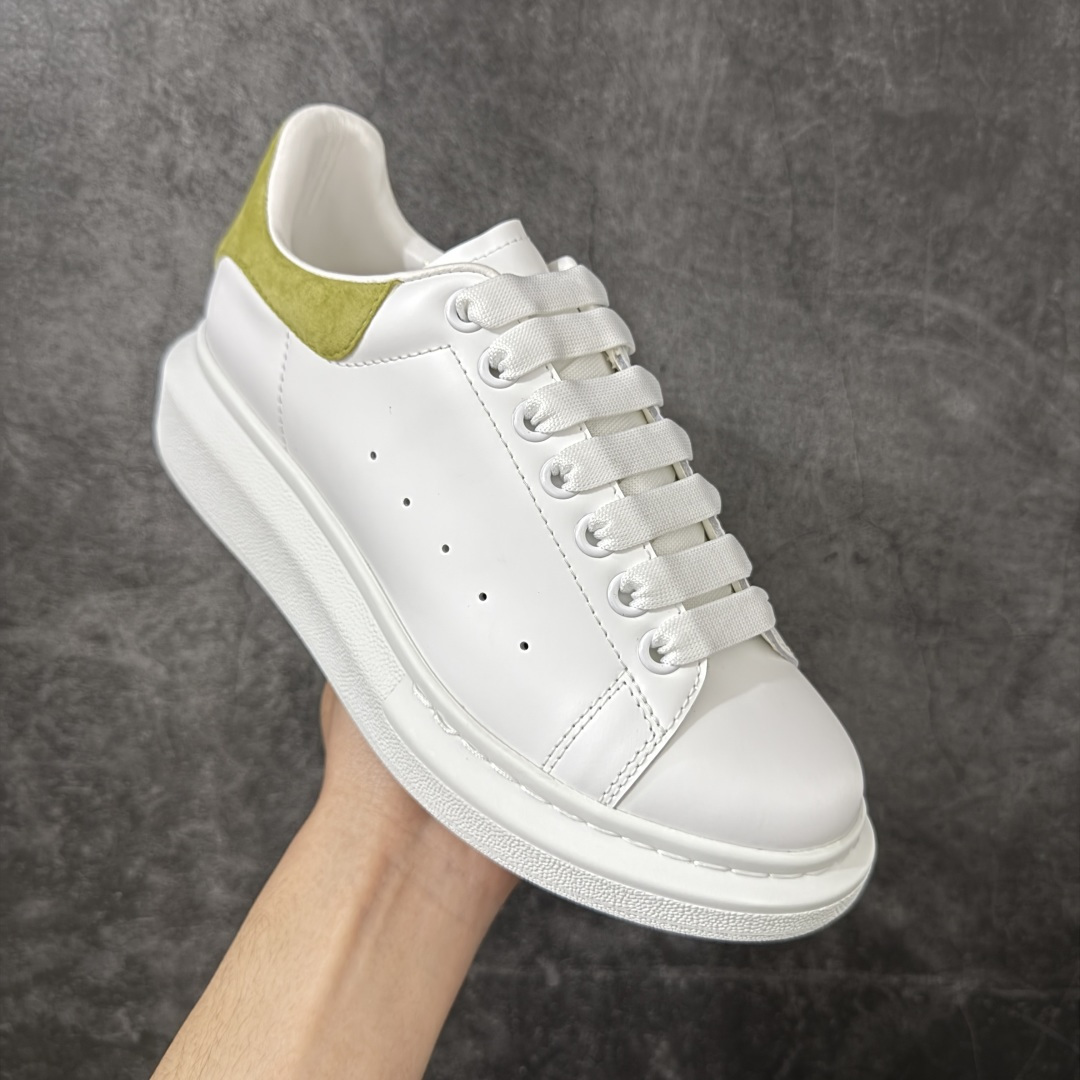 图片[3]-【HT纯原礼盒版】Alexander McQueen/亚历山大麦昆松糕鞋厚底增高小白鞋 牛油果色绒尾 全市场配色最齐(100+配色) 性价比最高 同价位品质无敌 进口丝绸亚光原版正品 水染羊皮内里 羊皮垫脚 回弹度到位 耐磨又舒适 鞋底厚4.5cm 全套原版包装 配件齐全 官方一致 凹凸定制正品原盒包装 右脚鞋舌嵌入防伪芯片装置 外盒鞋标官方二维码扫码+防伪芯片 尺码：35-39-选品中心
