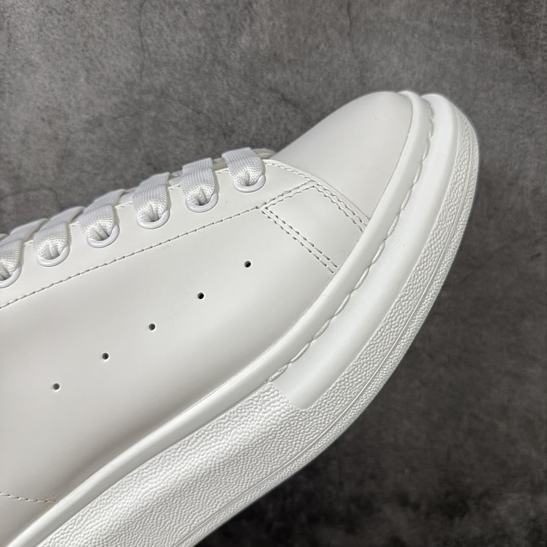 图片[6]-【HT纯原礼盒版】Alexander McQueen/亚历山大麦昆松糕鞋厚底增高小白鞋 蓝鳄鱼纹尾 全市场配色最齐(100+配色) 性价比最高 同价位品质无敌 进口丝绸亚光原版正品 水染羊皮内里 羊皮垫脚 回弹度到位 耐磨又舒适 鞋底厚4.5cm 全套原版包装 配件齐全 官方一致 凹凸定制正品原盒包装 右脚鞋舌嵌入防伪芯片装置 外盒鞋标官方二维码扫码+防伪芯片 尺码：35-45-选品中心