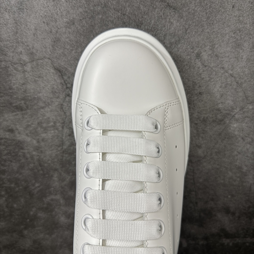 图片[5]-【HT纯原礼盒版】Alexander McQueen/亚历山大麦昆松糕鞋厚底增高小白鞋 蓝鳄鱼纹尾 全市场配色最齐(100+配色) 性价比最高 同价位品质无敌 进口丝绸亚光原版正品 水染羊皮内里 羊皮垫脚 回弹度到位 耐磨又舒适 鞋底厚4.5cm 全套原版包装 配件齐全 官方一致 凹凸定制正品原盒包装 右脚鞋舌嵌入防伪芯片装置 外盒鞋标官方二维码扫码+防伪芯片 尺码：35-45-选品中心