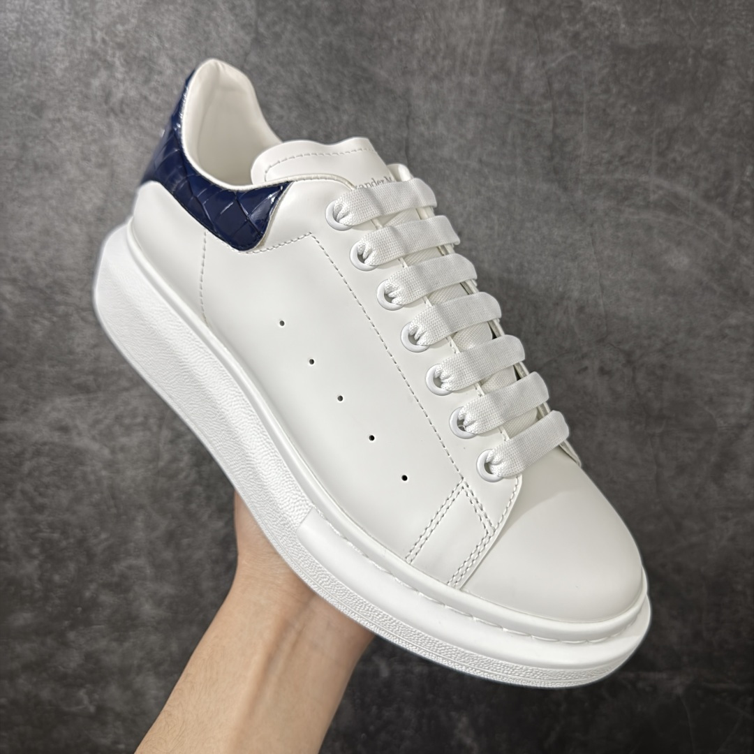 图片[3]-【HT纯原礼盒版】Alexander McQueen/亚历山大麦昆松糕鞋厚底增高小白鞋 蓝鳄鱼纹尾 全市场配色最齐(100+配色) 性价比最高 同价位品质无敌 进口丝绸亚光原版正品 水染羊皮内里 羊皮垫脚 回弹度到位 耐磨又舒适 鞋底厚4.5cm 全套原版包装 配件齐全 官方一致 凹凸定制正品原盒包装 右脚鞋舌嵌入防伪芯片装置 外盒鞋标官方二维码扫码+防伪芯片 尺码：35-45-选品中心