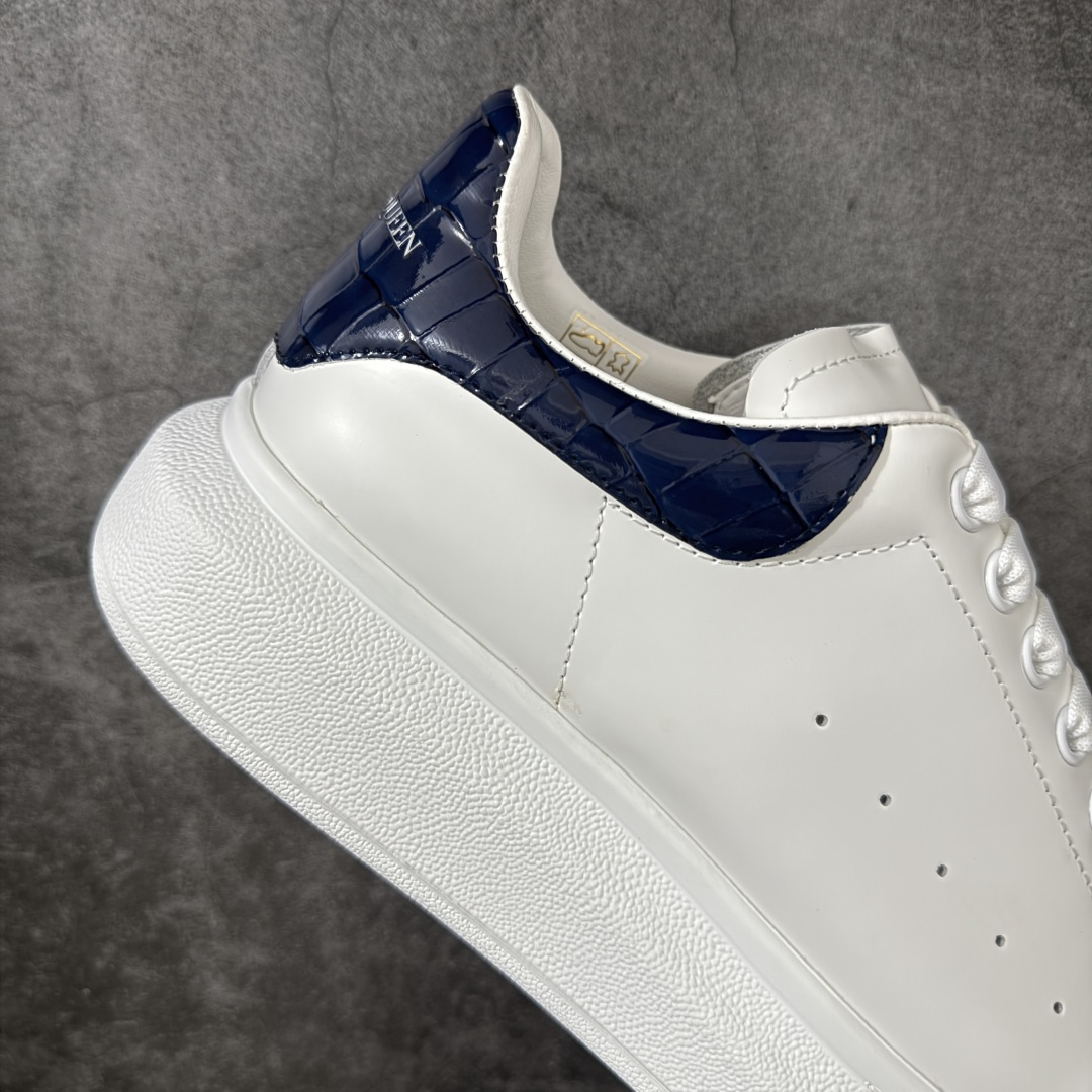 图片[7]-【HT纯原礼盒版】Alexander McQueen/亚历山大麦昆松糕鞋厚底增高小白鞋 蓝鳄鱼纹尾 全市场配色最齐(100+配色) 性价比最高 同价位品质无敌 进口丝绸亚光原版正品 水染羊皮内里 羊皮垫脚 回弹度到位 耐磨又舒适 鞋底厚4.5cm 全套原版包装 配件齐全 官方一致 凹凸定制正品原盒包装 右脚鞋舌嵌入防伪芯片装置 外盒鞋标官方二维码扫码+防伪芯片 尺码：35-45-选品中心
