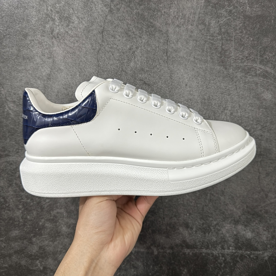 【HT纯原礼盒版】Alexander McQueen/亚历山大麦昆松糕鞋厚底增高小白鞋 蓝鳄鱼纹尾 全市场配色最齐(100+配色) 性价比最高 同价位品质无敌 进口丝绸亚光原版正品 水染羊皮内里 羊皮垫脚 回弹度到位 耐磨又舒适 鞋底厚4.5cm 全套原版包装 配件齐全 官方一致 凹凸定制正品原盒包装 右脚鞋舌嵌入防伪芯片装置 外盒鞋标官方二维码扫码+防伪芯片 尺码：35-45-选品中心