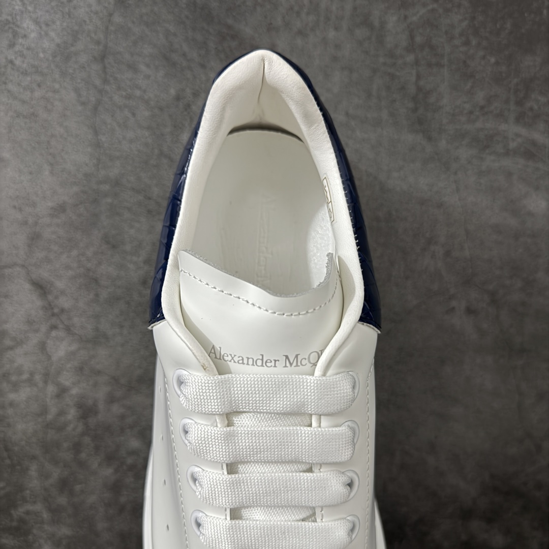 图片[8]-【HT纯原礼盒版】Alexander McQueen/亚历山大麦昆松糕鞋厚底增高小白鞋 蓝鳄鱼纹尾 全市场配色最齐(100+配色) 性价比最高 同价位品质无敌 进口丝绸亚光原版正品 水染羊皮内里 羊皮垫脚 回弹度到位 耐磨又舒适 鞋底厚4.5cm 全套原版包装 配件齐全 官方一致 凹凸定制正品原盒包装 右脚鞋舌嵌入防伪芯片装置 外盒鞋标官方二维码扫码+防伪芯片 尺码：35-45-选品中心