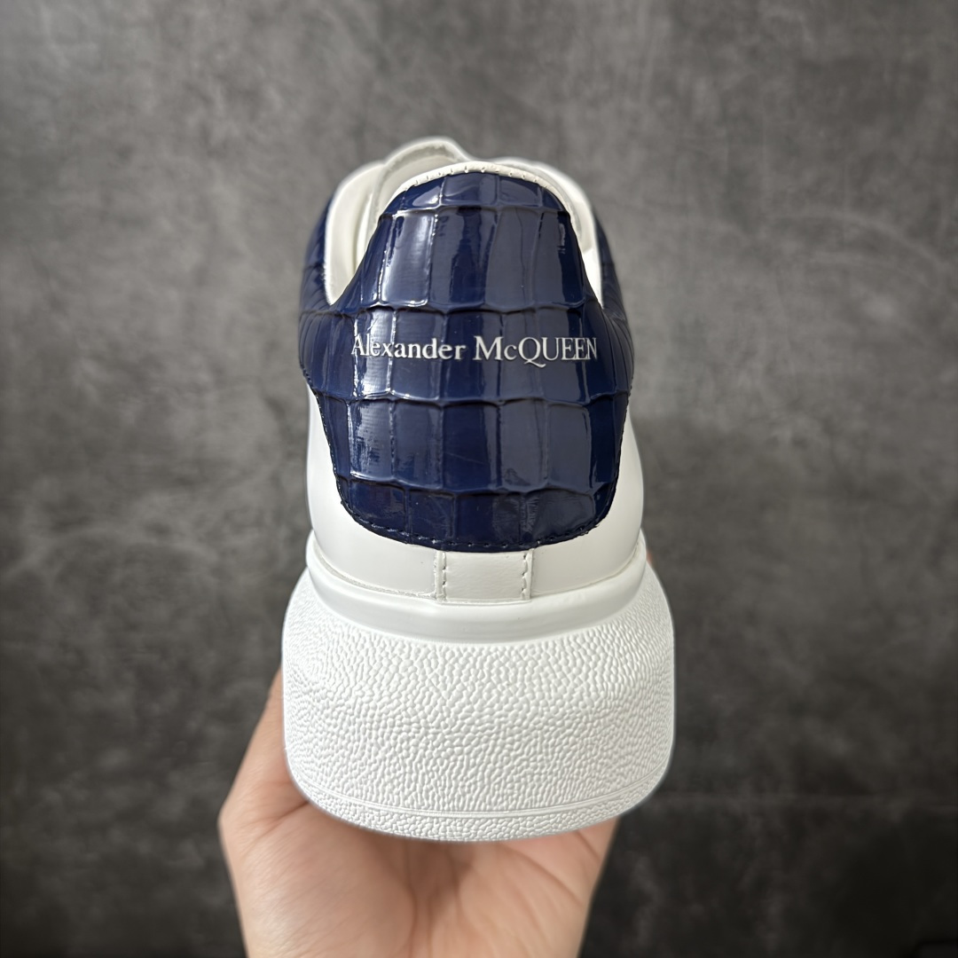 图片[4]-【HT纯原礼盒版】Alexander McQueen/亚历山大麦昆松糕鞋厚底增高小白鞋 蓝鳄鱼纹尾 全市场配色最齐(100+配色) 性价比最高 同价位品质无敌 进口丝绸亚光原版正品 水染羊皮内里 羊皮垫脚 回弹度到位 耐磨又舒适 鞋底厚4.5cm 全套原版包装 配件齐全 官方一致 凹凸定制正品原盒包装 右脚鞋舌嵌入防伪芯片装置 外盒鞋标官方二维码扫码+防伪芯片 尺码：35-45-选品中心