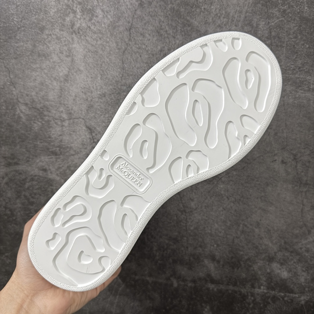 图片[9]-【HT纯原礼盒版】Alexander McQueen/亚历山大麦昆松糕鞋厚底增高小白鞋 蓝鳄鱼纹尾 全市场配色最齐(100+配色) 性价比最高 同价位品质无敌 进口丝绸亚光原版正品 水染羊皮内里 羊皮垫脚 回弹度到位 耐磨又舒适 鞋底厚4.5cm 全套原版包装 配件齐全 官方一致 凹凸定制正品原盒包装 右脚鞋舌嵌入防伪芯片装置 外盒鞋标官方二维码扫码+防伪芯片 尺码：35-45-选品中心