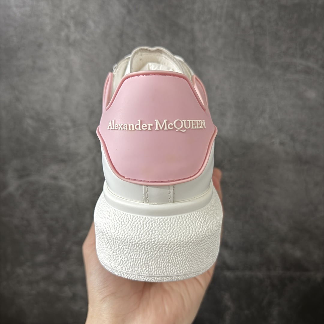 图片[4]-【HT纯原礼盒版】Alexander McQueen/亚历山大麦昆松糕鞋厚底增高小白鞋 粉滴胶尾 全市场配色最齐(100+配色) 性价比最高 同价位品质无敌 进口丝绸亚光原版正品 水染羊皮内里 羊皮垫脚 回弹度到位 耐磨又舒适 鞋底厚4.5cm 全套原版包装 配件齐全 官方一致 凹凸定制正品原盒包装 右脚鞋舌嵌入防伪芯片装置 外盒鞋标官方二维码扫码+防伪芯片 尺码：35-39-选品中心