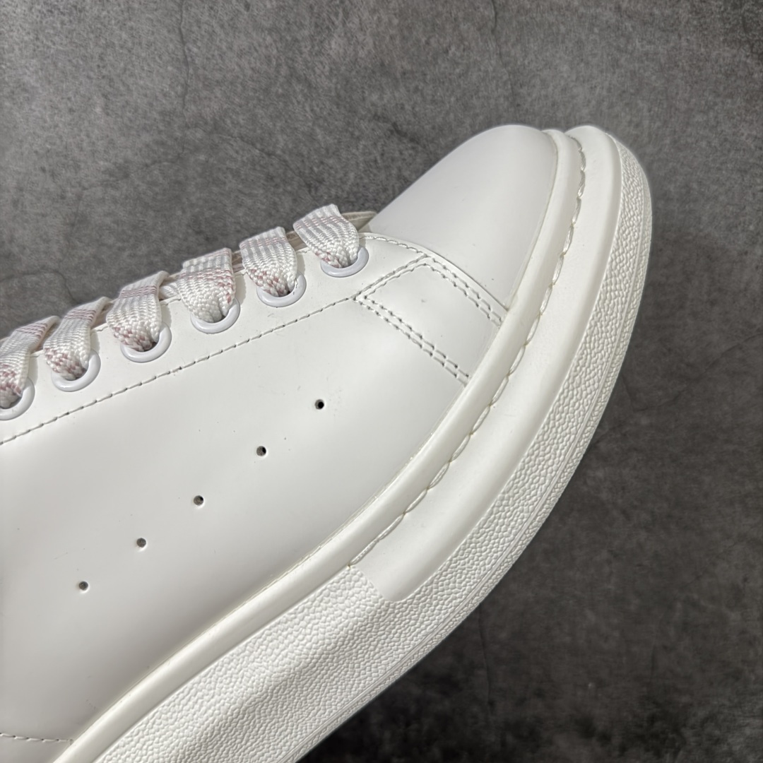 图片[6]-【HT纯原礼盒版】Alexander McQueen/亚历山大麦昆松糕鞋厚底增高小白鞋 粉滴胶尾 全市场配色最齐(100+配色) 性价比最高 同价位品质无敌 进口丝绸亚光原版正品 水染羊皮内里 羊皮垫脚 回弹度到位 耐磨又舒适 鞋底厚4.5cm 全套原版包装 配件齐全 官方一致 凹凸定制正品原盒包装 右脚鞋舌嵌入防伪芯片装置 外盒鞋标官方二维码扫码+防伪芯片 尺码：35-39-选品中心