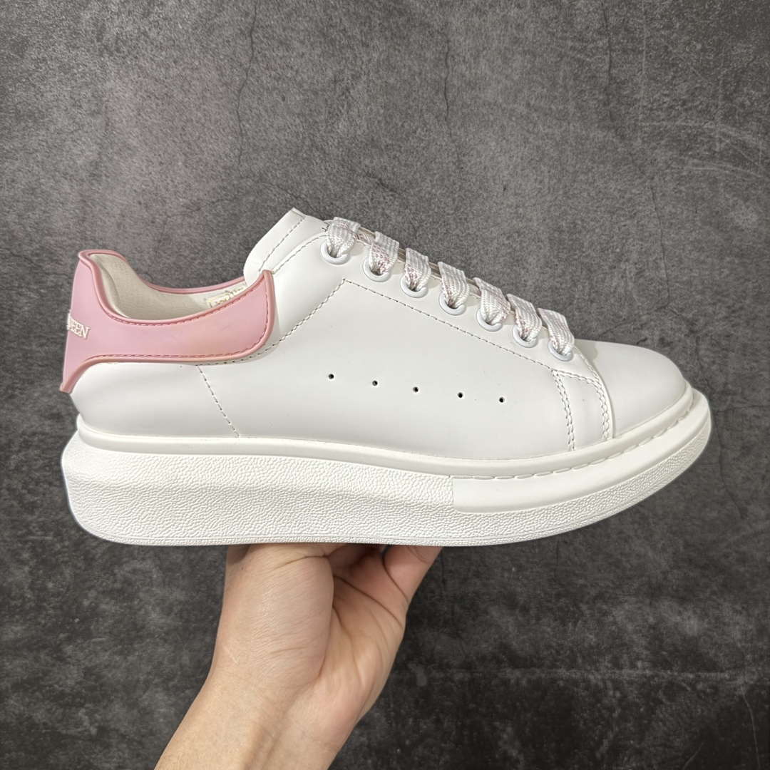 【HT纯原礼盒版】Alexander McQueen/亚历山大麦昆松糕鞋厚底增高小白鞋 粉滴胶尾 全市场配色最齐(100+配色) 性价比最高 同价位品质无敌 进口丝绸亚光原版正品 水染羊皮内里 羊皮垫脚 回弹度到位 耐磨又舒适 鞋底厚4.5cm 全套原版包装 配件齐全 官方一致 凹凸定制正品原盒包装 右脚鞋舌嵌入防伪芯片装置 外盒鞋标官方二维码扫码+防伪芯片 尺码：35-39-选品中心