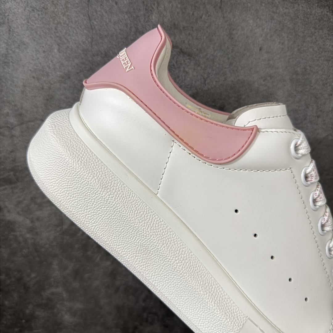 图片[7]-【HT纯原礼盒版】Alexander McQueen/亚历山大麦昆松糕鞋厚底增高小白鞋 粉滴胶尾 全市场配色最齐(100+配色) 性价比最高 同价位品质无敌 进口丝绸亚光原版正品 水染羊皮内里 羊皮垫脚 回弹度到位 耐磨又舒适 鞋底厚4.5cm 全套原版包装 配件齐全 官方一致 凹凸定制正品原盒包装 右脚鞋舌嵌入防伪芯片装置 外盒鞋标官方二维码扫码+防伪芯片 尺码：35-39-选品中心