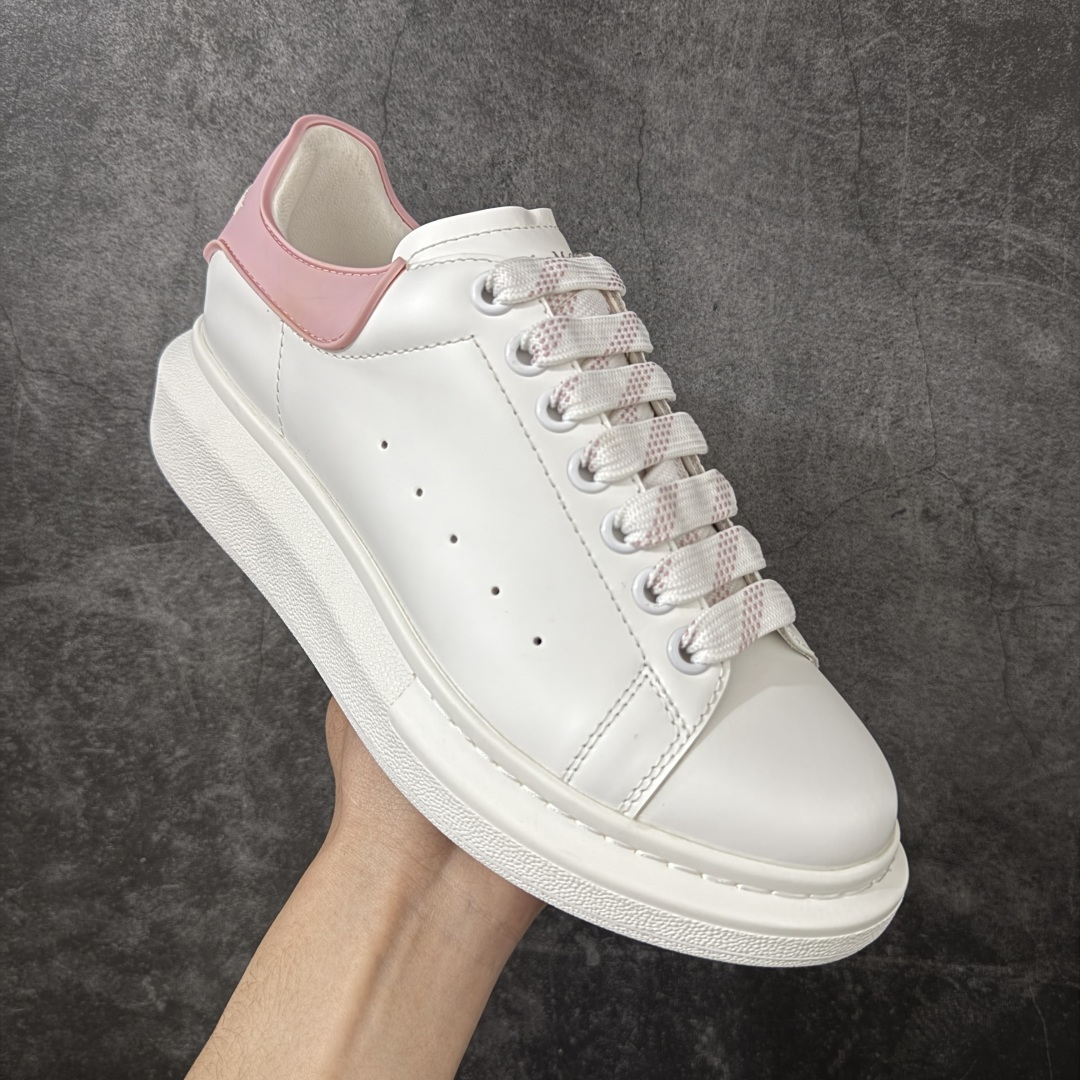 图片[3]-【HT纯原礼盒版】Alexander McQueen/亚历山大麦昆松糕鞋厚底增高小白鞋 粉滴胶尾 全市场配色最齐(100+配色) 性价比最高 同价位品质无敌 进口丝绸亚光原版正品 水染羊皮内里 羊皮垫脚 回弹度到位 耐磨又舒适 鞋底厚4.5cm 全套原版包装 配件齐全 官方一致 凹凸定制正品原盒包装 右脚鞋舌嵌入防伪芯片装置 外盒鞋标官方二维码扫码+防伪芯片 尺码：35-39-选品中心