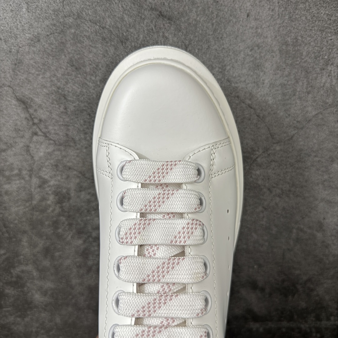 图片[5]-【HT纯原礼盒版】Alexander McQueen/亚历山大麦昆松糕鞋厚底增高小白鞋 粉滴胶尾 全市场配色最齐(100+配色) 性价比最高 同价位品质无敌 进口丝绸亚光原版正品 水染羊皮内里 羊皮垫脚 回弹度到位 耐磨又舒适 鞋底厚4.5cm 全套原版包装 配件齐全 官方一致 凹凸定制正品原盒包装 右脚鞋舌嵌入防伪芯片装置 外盒鞋标官方二维码扫码+防伪芯片 尺码：35-39-选品中心