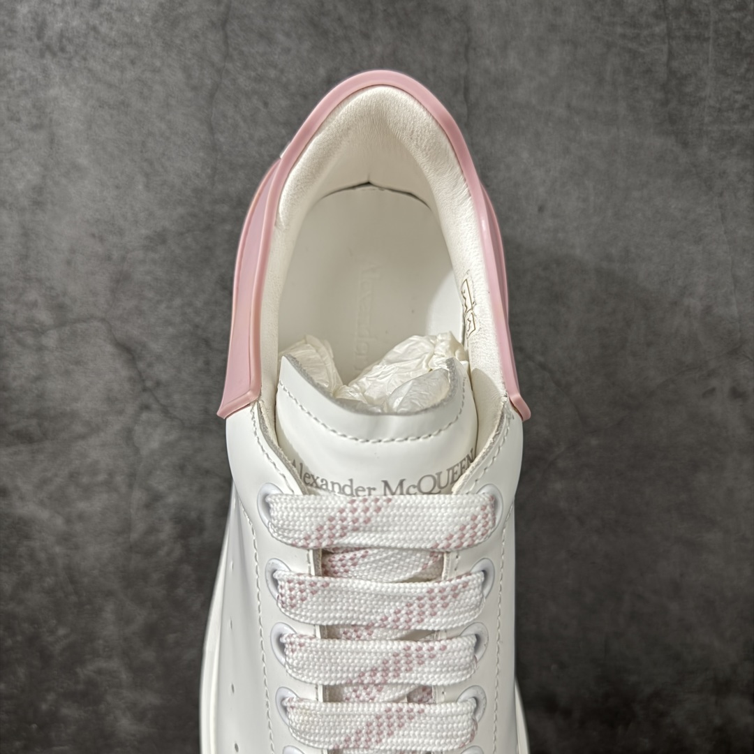图片[8]-【HT纯原礼盒版】Alexander McQueen/亚历山大麦昆松糕鞋厚底增高小白鞋 粉滴胶尾 全市场配色最齐(100+配色) 性价比最高 同价位品质无敌 进口丝绸亚光原版正品 水染羊皮内里 羊皮垫脚 回弹度到位 耐磨又舒适 鞋底厚4.5cm 全套原版包装 配件齐全 官方一致 凹凸定制正品原盒包装 右脚鞋舌嵌入防伪芯片装置 外盒鞋标官方二维码扫码+防伪芯片 尺码：35-39-选品中心