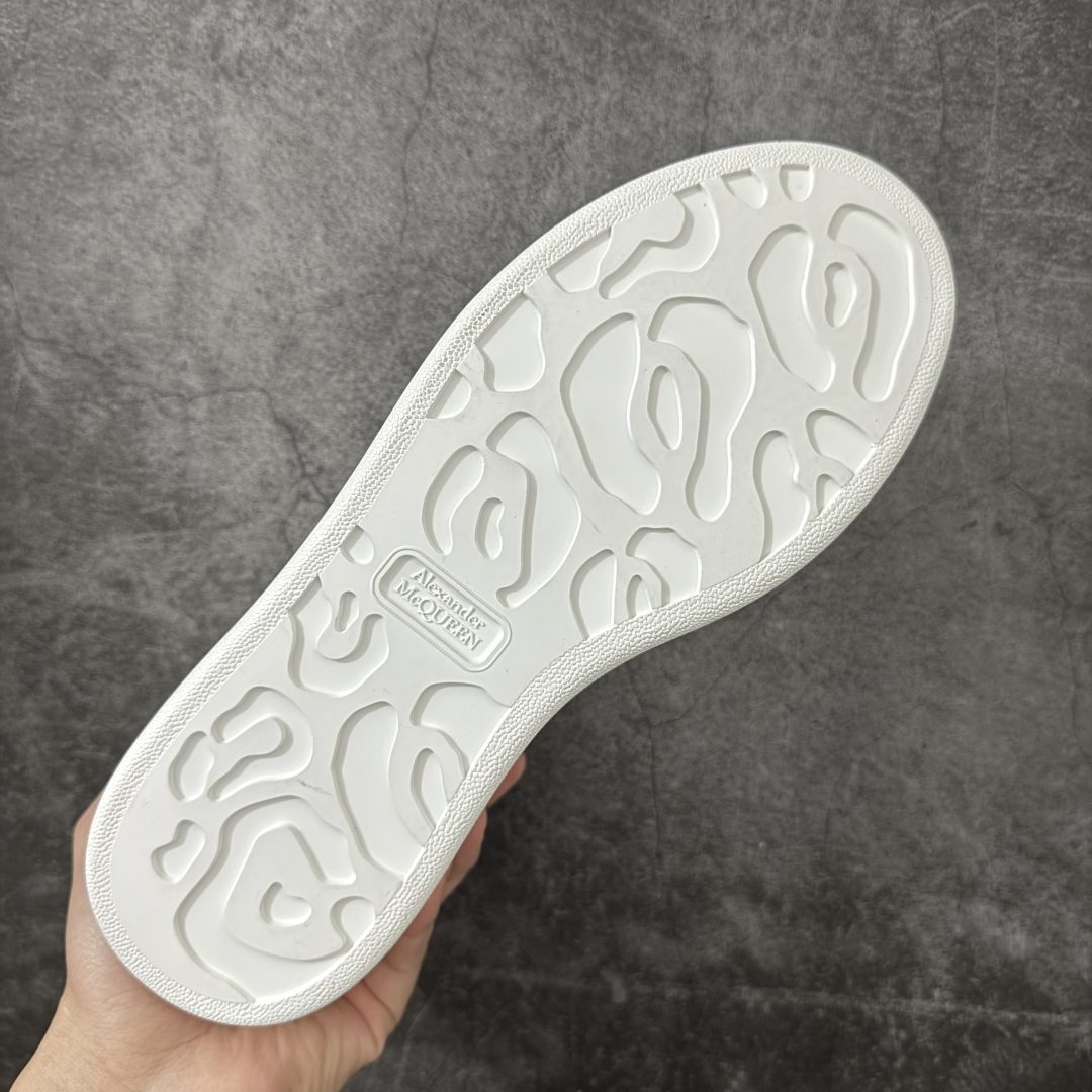 图片[9]-【HT纯原礼盒版】Alexander McQueen/亚历山大麦昆松糕鞋厚底增高小白鞋 粉滴胶尾 全市场配色最齐(100+配色) 性价比最高 同价位品质无敌 进口丝绸亚光原版正品 水染羊皮内里 羊皮垫脚 回弹度到位 耐磨又舒适 鞋底厚4.5cm 全套原版包装 配件齐全 官方一致 凹凸定制正品原盒包装 右脚鞋舌嵌入防伪芯片装置 外盒鞋标官方二维码扫码+防伪芯片 尺码：35-39-选品中心