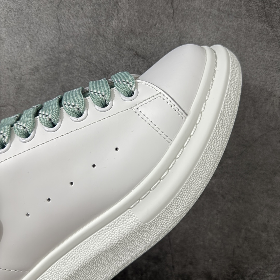 图片[6]-【HT纯原礼盒版】Alexander McQueen/亚历山大麦昆松糕鞋厚底增高小白鞋 绿白滴胶尾 全市场配色最齐(100+配色) 性价比最高 同价位品质无敌 进口丝绸亚光原版正品 水染羊皮内里 羊皮垫脚 回弹度到位 耐磨又舒适 鞋底厚4.5cm 全套原版包装 配件齐全 官方一致 凹凸定制正品原盒包装 右脚鞋舌嵌入防伪芯片装置 外盒鞋标官方二维码扫码+防伪芯片 尺码：35-39-选品中心