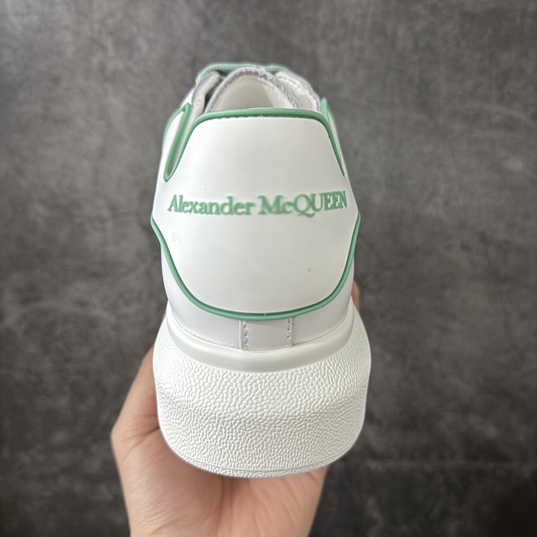 图片[4]-【HT纯原礼盒版】Alexander McQueen/亚历山大麦昆松糕鞋厚底增高小白鞋 绿白滴胶尾 全市场配色最齐(100+配色) 性价比最高 同价位品质无敌 进口丝绸亚光原版正品 水染羊皮内里 羊皮垫脚 回弹度到位 耐磨又舒适 鞋底厚4.5cm 全套原版包装 配件齐全 官方一致 凹凸定制正品原盒包装 右脚鞋舌嵌入防伪芯片装置 外盒鞋标官方二维码扫码+防伪芯片 尺码：35-39-选品中心