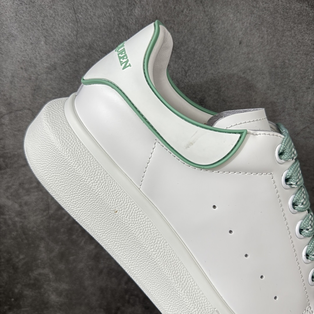 图片[7]-【HT纯原礼盒版】Alexander McQueen/亚历山大麦昆松糕鞋厚底增高小白鞋 绿白滴胶尾 全市场配色最齐(100+配色) 性价比最高 同价位品质无敌 进口丝绸亚光原版正品 水染羊皮内里 羊皮垫脚 回弹度到位 耐磨又舒适 鞋底厚4.5cm 全套原版包装 配件齐全 官方一致 凹凸定制正品原盒包装 右脚鞋舌嵌入防伪芯片装置 外盒鞋标官方二维码扫码+防伪芯片 尺码：35-39-选品中心