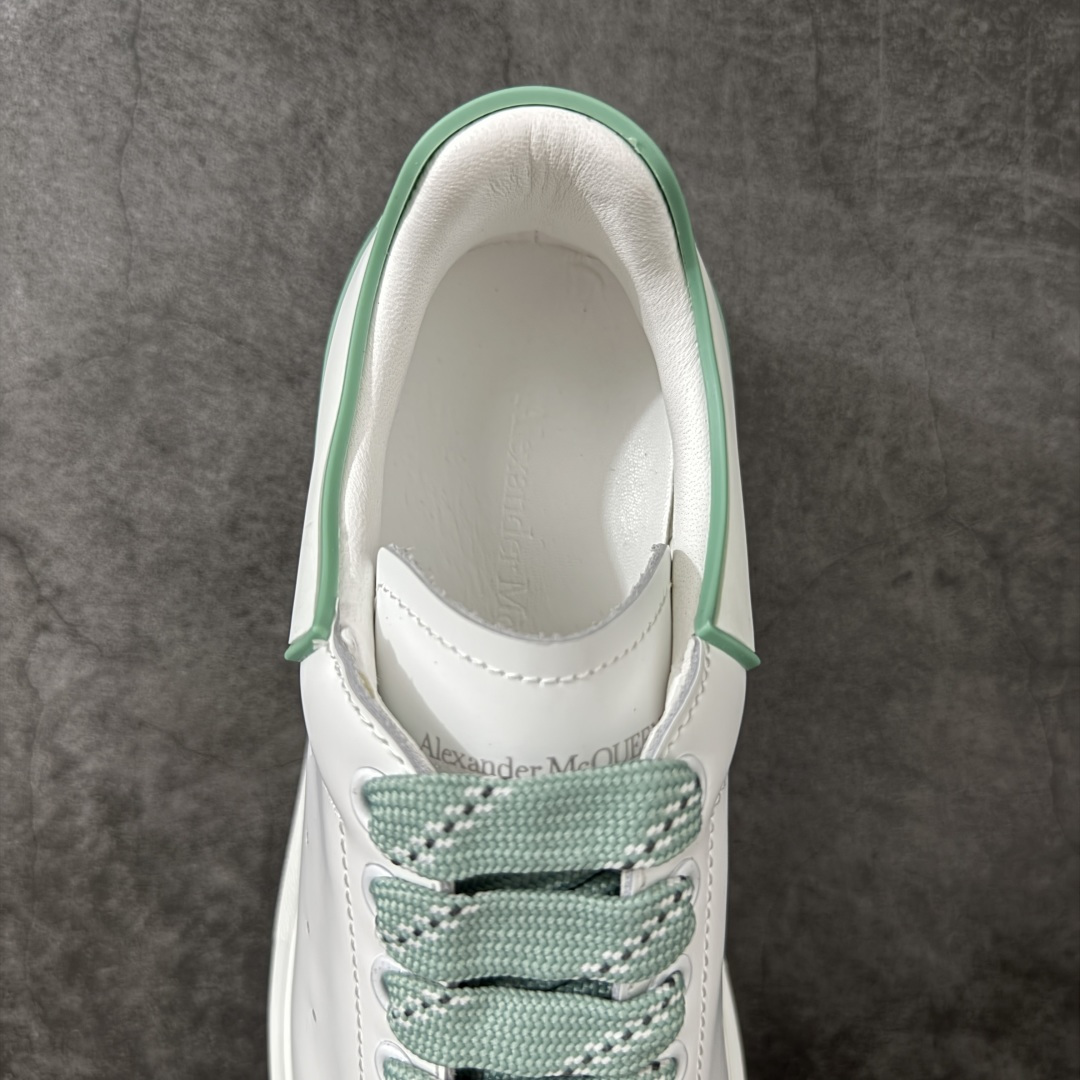 图片[8]-【HT纯原礼盒版】Alexander McQueen/亚历山大麦昆松糕鞋厚底增高小白鞋 绿白滴胶尾 全市场配色最齐(100+配色) 性价比最高 同价位品质无敌 进口丝绸亚光原版正品 水染羊皮内里 羊皮垫脚 回弹度到位 耐磨又舒适 鞋底厚4.5cm 全套原版包装 配件齐全 官方一致 凹凸定制正品原盒包装 右脚鞋舌嵌入防伪芯片装置 外盒鞋标官方二维码扫码+防伪芯片 尺码：35-39-选品中心