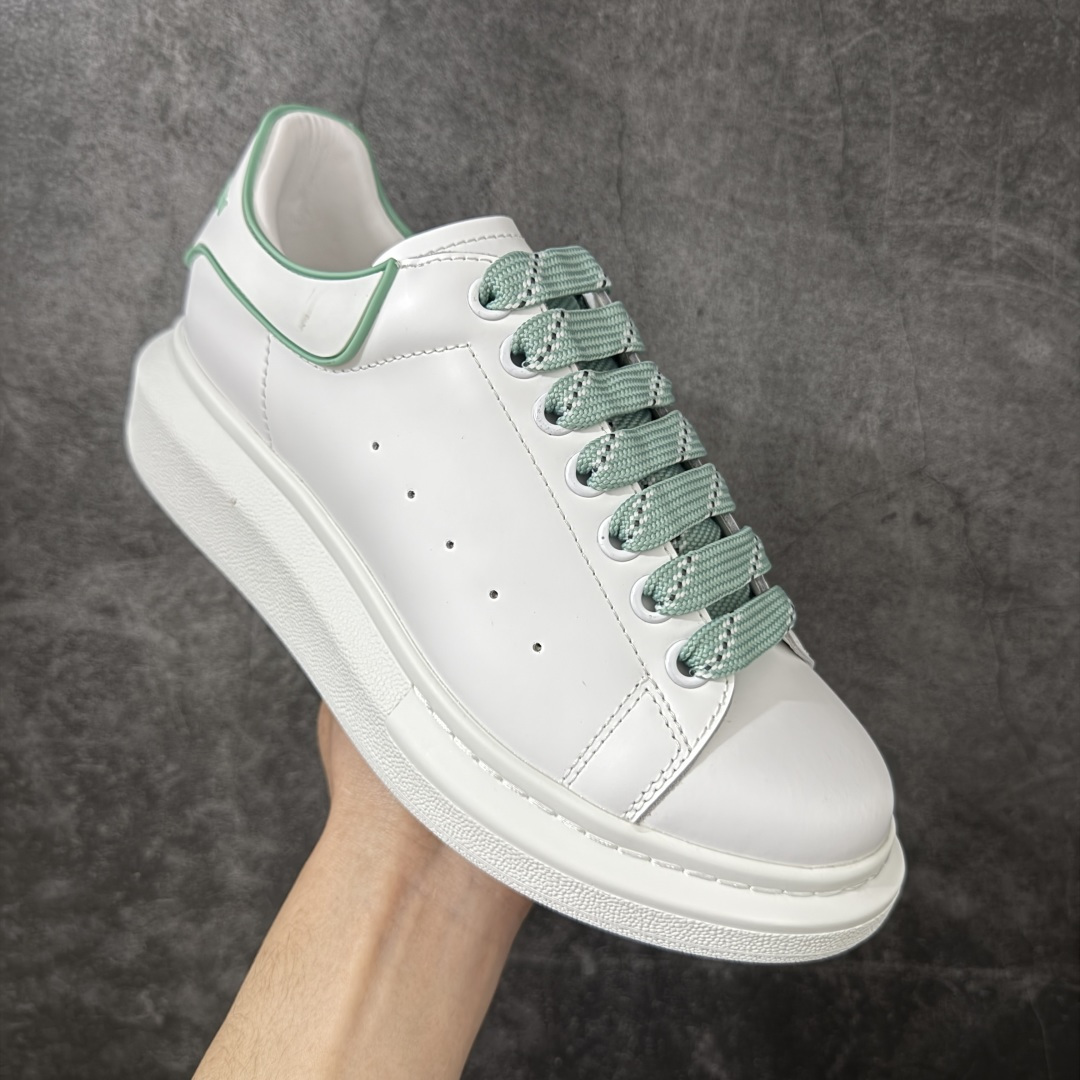图片[3]-【HT纯原礼盒版】Alexander McQueen/亚历山大麦昆松糕鞋厚底增高小白鞋 绿白滴胶尾 全市场配色最齐(100+配色) 性价比最高 同价位品质无敌 进口丝绸亚光原版正品 水染羊皮内里 羊皮垫脚 回弹度到位 耐磨又舒适 鞋底厚4.5cm 全套原版包装 配件齐全 官方一致 凹凸定制正品原盒包装 右脚鞋舌嵌入防伪芯片装置 外盒鞋标官方二维码扫码+防伪芯片 尺码：35-39-选品中心