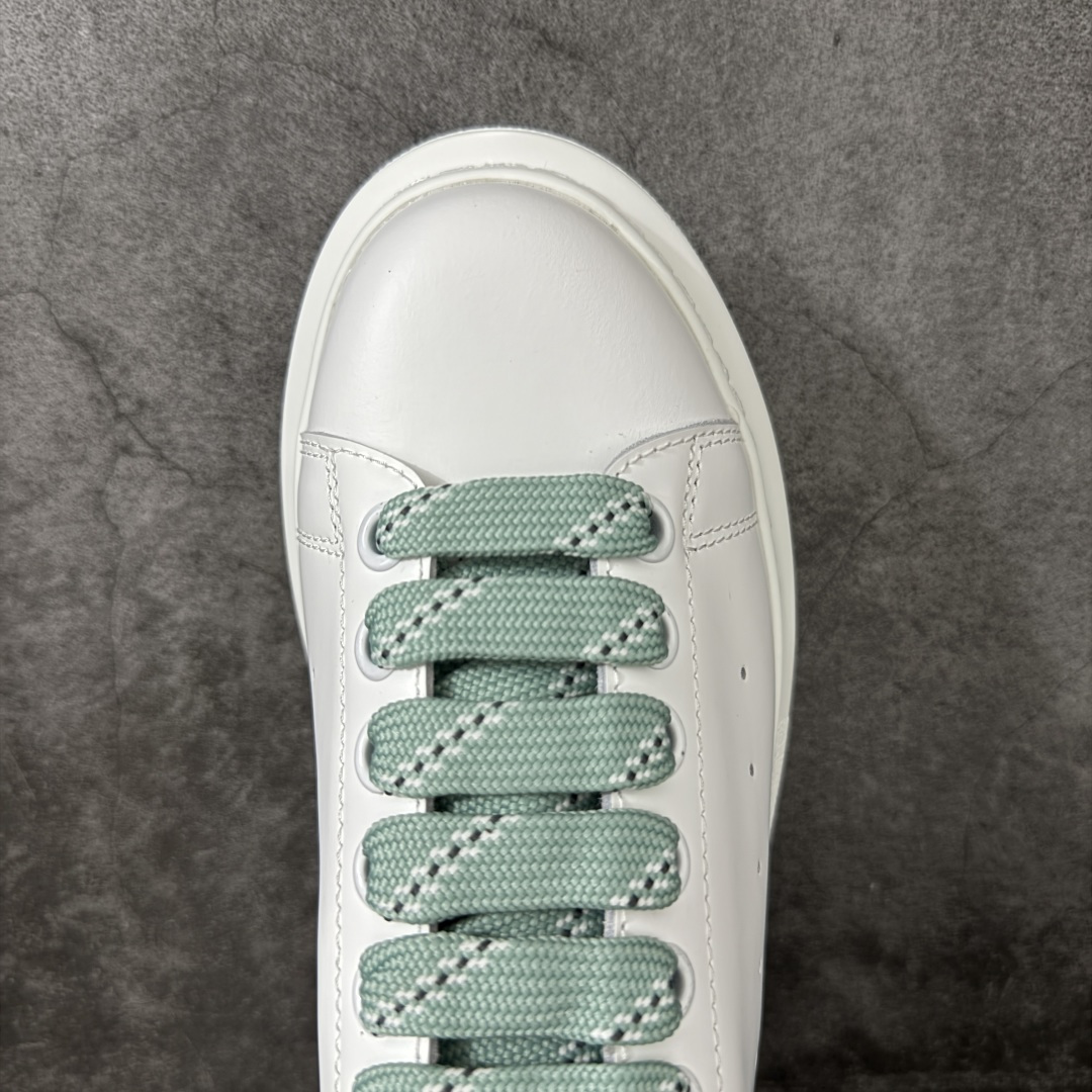 图片[5]-【HT纯原礼盒版】Alexander McQueen/亚历山大麦昆松糕鞋厚底增高小白鞋 绿白滴胶尾 全市场配色最齐(100+配色) 性价比最高 同价位品质无敌 进口丝绸亚光原版正品 水染羊皮内里 羊皮垫脚 回弹度到位 耐磨又舒适 鞋底厚4.5cm 全套原版包装 配件齐全 官方一致 凹凸定制正品原盒包装 右脚鞋舌嵌入防伪芯片装置 外盒鞋标官方二维码扫码+防伪芯片 尺码：35-39-选品中心