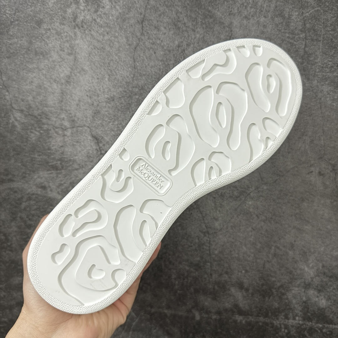 图片[9]-【HT纯原礼盒版】Alexander McQueen/亚历山大麦昆松糕鞋厚底增高小白鞋 绿白滴胶尾 全市场配色最齐(100+配色) 性价比最高 同价位品质无敌 进口丝绸亚光原版正品 水染羊皮内里 羊皮垫脚 回弹度到位 耐磨又舒适 鞋底厚4.5cm 全套原版包装 配件齐全 官方一致 凹凸定制正品原盒包装 右脚鞋舌嵌入防伪芯片装置 外盒鞋标官方二维码扫码+防伪芯片 尺码：35-39-选品中心