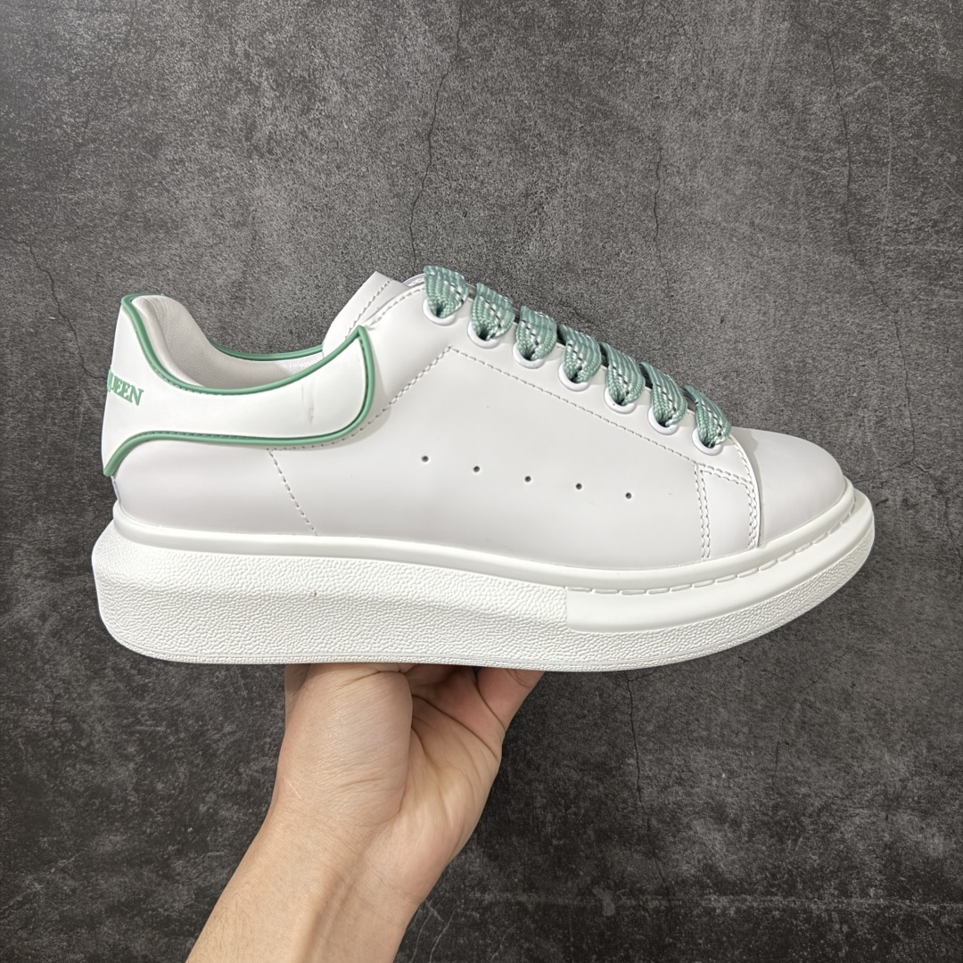 【HT纯原礼盒版】Alexander McQueen/亚历山大麦昆松糕鞋厚底增高小白鞋 绿白滴胶尾 全市场配色最齐(100+配色) 性价比最高 同价位品质无敌 进口丝绸亚光原版正品 水染羊皮内里 羊皮垫脚 回弹度到位 耐磨又舒适 鞋底厚4.5cm 全套原版包装 配件齐全 官方一致 凹凸定制正品原盒包装 右脚鞋舌嵌入防伪芯片装置 外盒鞋标官方二维码扫码+防伪芯片 尺码：35-39-选品中心