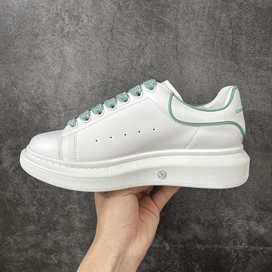 图片[2]-【HT纯原礼盒版】Alexander McQueen/亚历山大麦昆松糕鞋厚底增高小白鞋 绿白滴胶尾 全市场配色最齐(100+配色) 性价比最高 同价位品质无敌 进口丝绸亚光原版正品 水染羊皮内里 羊皮垫脚 回弹度到位 耐磨又舒适 鞋底厚4.5cm 全套原版包装 配件齐全 官方一致 凹凸定制正品原盒包装 右脚鞋舌嵌入防伪芯片装置 外盒鞋标官方二维码扫码+防伪芯片 尺码：35-39-选品中心