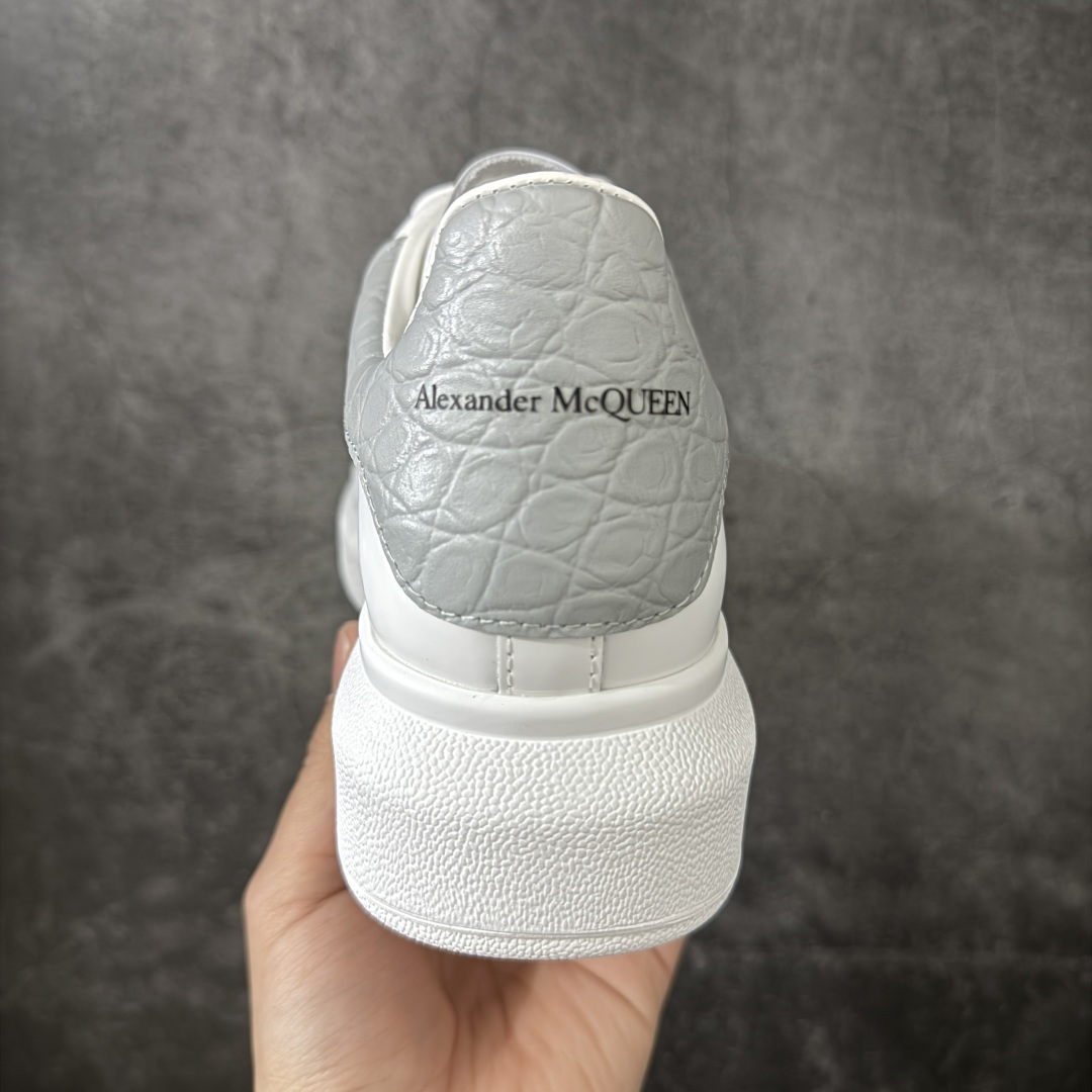 图片[4]-【HT纯原礼盒版】Alexander McQueen/亚历山大麦昆松糕鞋厚底增高小白鞋 灰蓝石头纹尾 全市场配色最齐(100+配色) 性价比最高 同价位品质无敌 进口丝绸亚光原版正品 水染羊皮内里 羊皮垫脚 回弹度到位 耐磨又舒适 鞋底厚4.5cm 全套原版包装 配件齐全 官方一致 凹凸定制正品原盒包装 右脚鞋舌嵌入防伪芯片装置 外盒鞋标官方二维码扫码+防伪芯片 尺码：35-45-选品中心