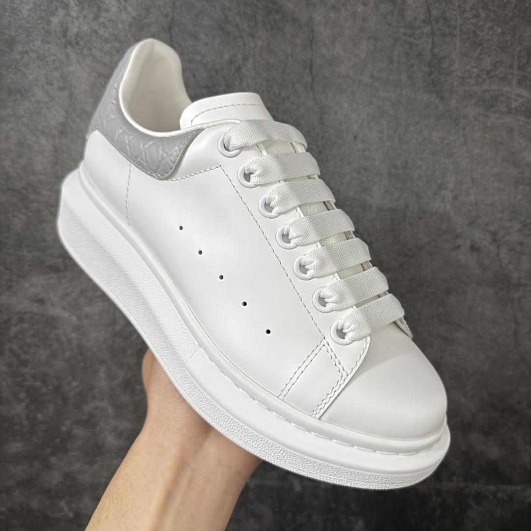 图片[3]-【HT纯原礼盒版】Alexander McQueen/亚历山大麦昆松糕鞋厚底增高小白鞋 灰蓝石头纹尾 全市场配色最齐(100+配色) 性价比最高 同价位品质无敌 进口丝绸亚光原版正品 水染羊皮内里 羊皮垫脚 回弹度到位 耐磨又舒适 鞋底厚4.5cm 全套原版包装 配件齐全 官方一致 凹凸定制正品原盒包装 右脚鞋舌嵌入防伪芯片装置 外盒鞋标官方二维码扫码+防伪芯片 尺码：35-45-选品中心