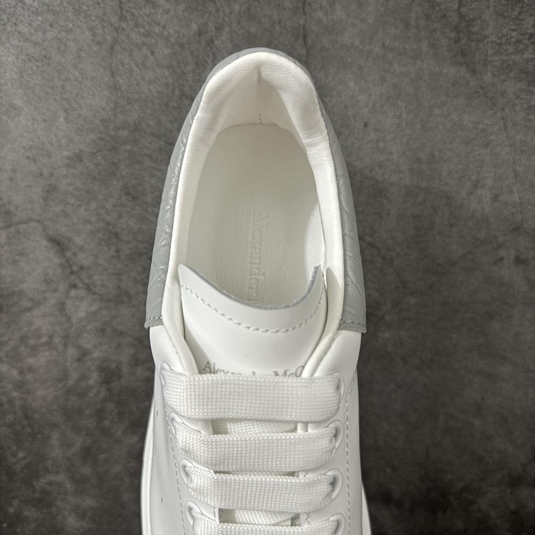 图片[8]-【HT纯原礼盒版】Alexander McQueen/亚历山大麦昆松糕鞋厚底增高小白鞋 灰蓝石头纹尾 全市场配色最齐(100+配色) 性价比最高 同价位品质无敌 进口丝绸亚光原版正品 水染羊皮内里 羊皮垫脚 回弹度到位 耐磨又舒适 鞋底厚4.5cm 全套原版包装 配件齐全 官方一致 凹凸定制正品原盒包装 右脚鞋舌嵌入防伪芯片装置 外盒鞋标官方二维码扫码+防伪芯片 尺码：35-45-选品中心