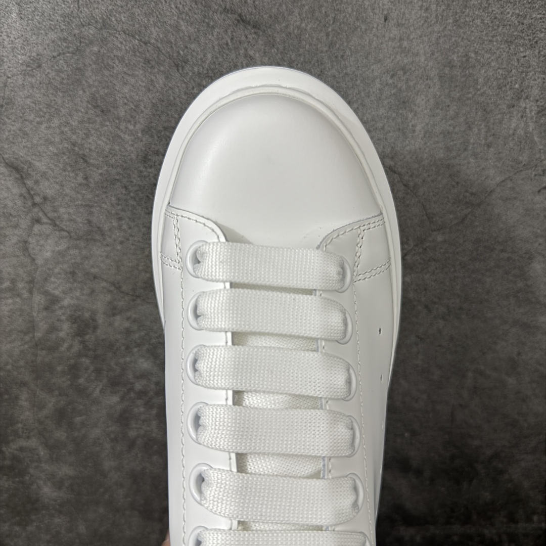 图片[5]-【HT纯原礼盒版】Alexander McQueen/亚历山大麦昆松糕鞋厚底增高小白鞋 灰蓝石头纹尾 全市场配色最齐(100+配色) 性价比最高 同价位品质无敌 进口丝绸亚光原版正品 水染羊皮内里 羊皮垫脚 回弹度到位 耐磨又舒适 鞋底厚4.5cm 全套原版包装 配件齐全 官方一致 凹凸定制正品原盒包装 右脚鞋舌嵌入防伪芯片装置 外盒鞋标官方二维码扫码+防伪芯片 尺码：35-45-选品中心