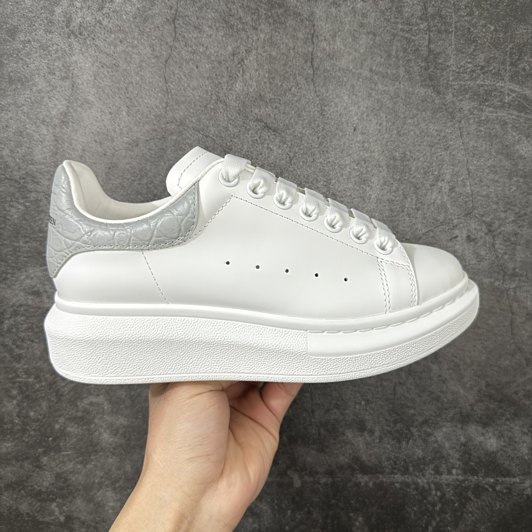【HT纯原礼盒版】Alexander McQueen/亚历山大麦昆松糕鞋厚底增高小白鞋 灰蓝石头纹尾 全市场配色最齐(100+配色) 性价比最高 同价位品质无敌 进口丝绸亚光原版正品 水染羊皮内里 羊皮垫脚 回弹度到位 耐磨又舒适 鞋底厚4.5cm 全套原版包装 配件齐全 官方一致 凹凸定制正品原盒包装 右脚鞋舌嵌入防伪芯片装置 外盒鞋标官方二维码扫码+防伪芯片 尺码：35-45-选品中心